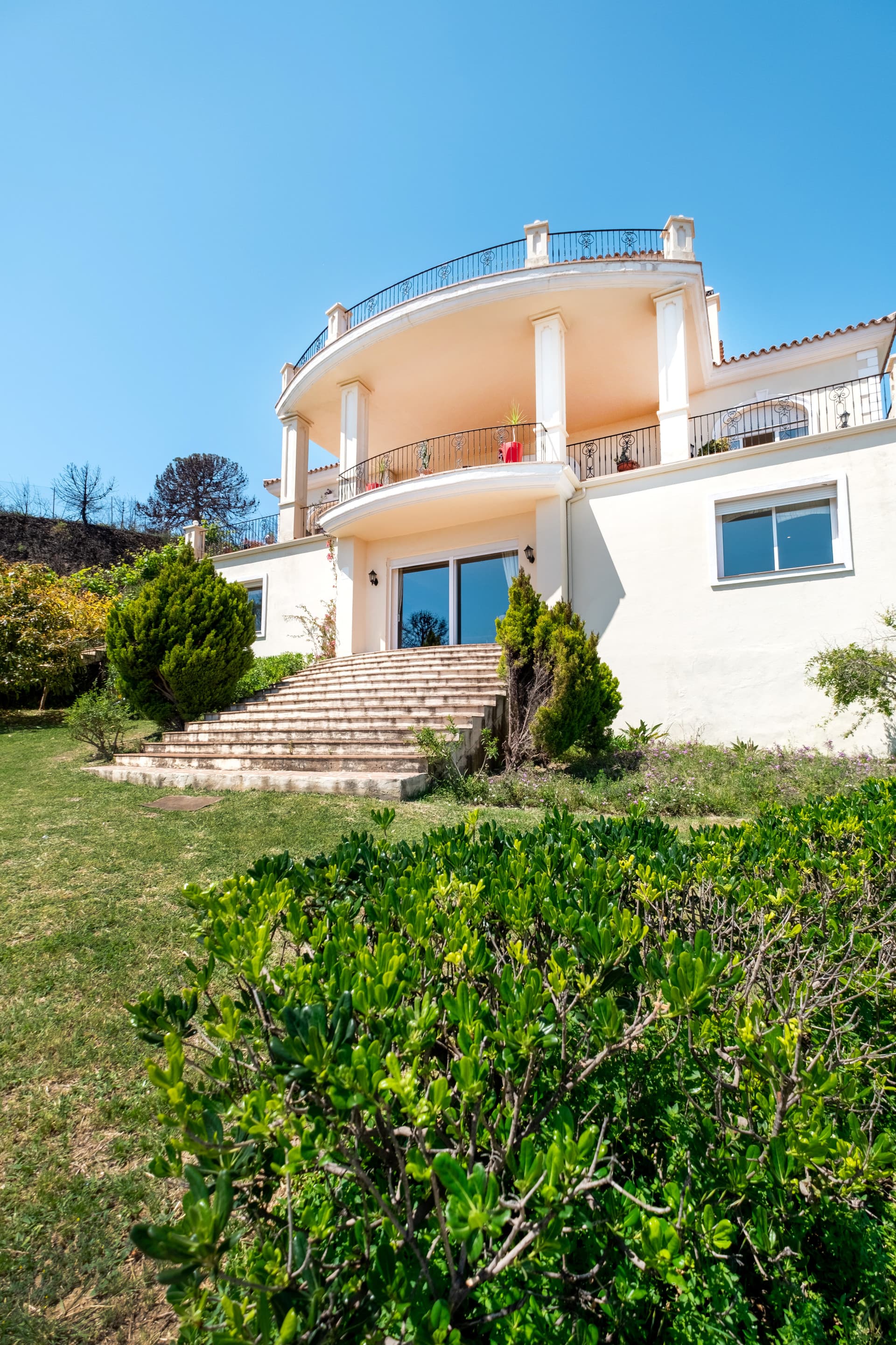 Fantastic villa set on a 48.000m2 plot in Estepona with mountain and sea views