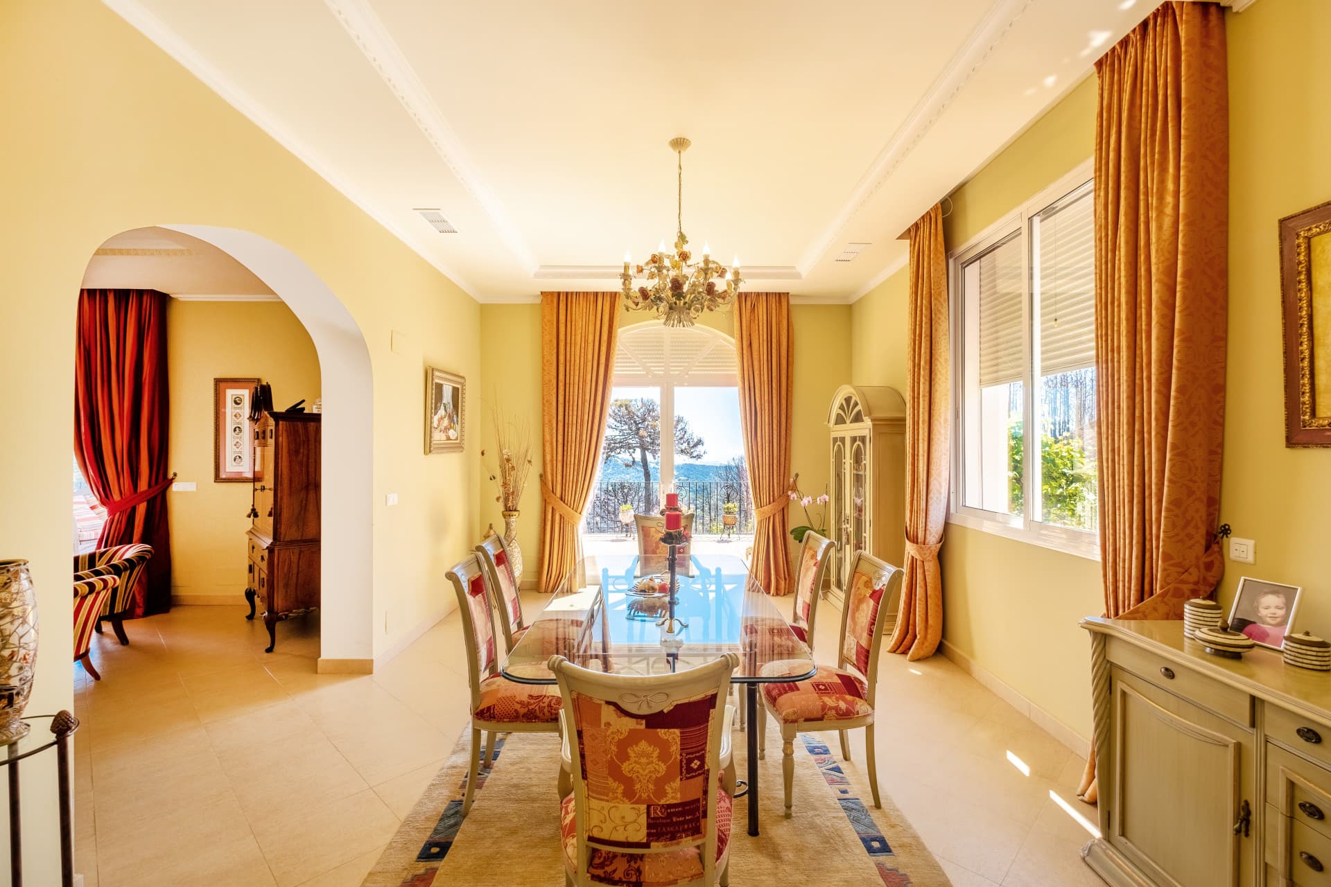 Fantastic villa set on a 48.000m2 plot in Estepona with mountain and sea views