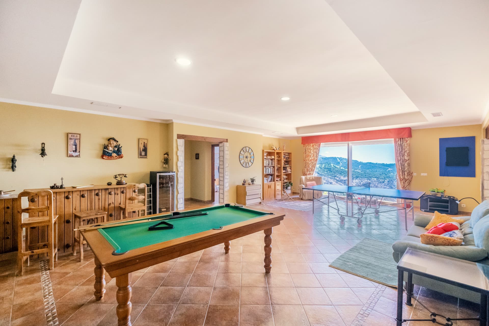 Fantastic villa set on a 48.000m2 plot in Estepona with mountain and sea views