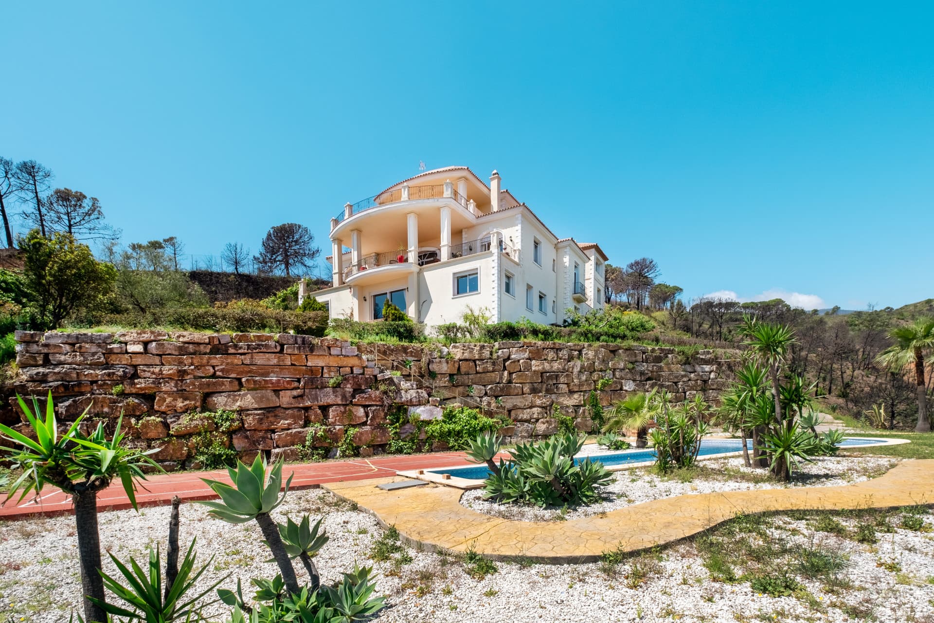 Fantastic villa set on a 48.000m2 plot in Estepona with mountain and sea views
