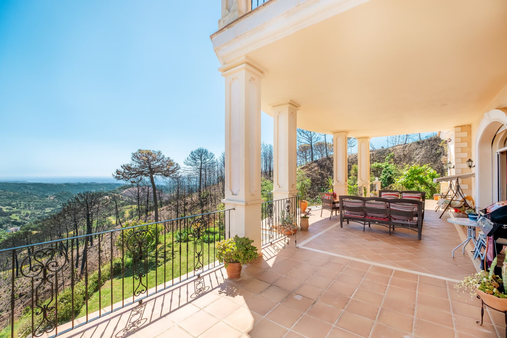 Fantastic villa set on a 48.000m2 plot in Estepona with mountain and sea views