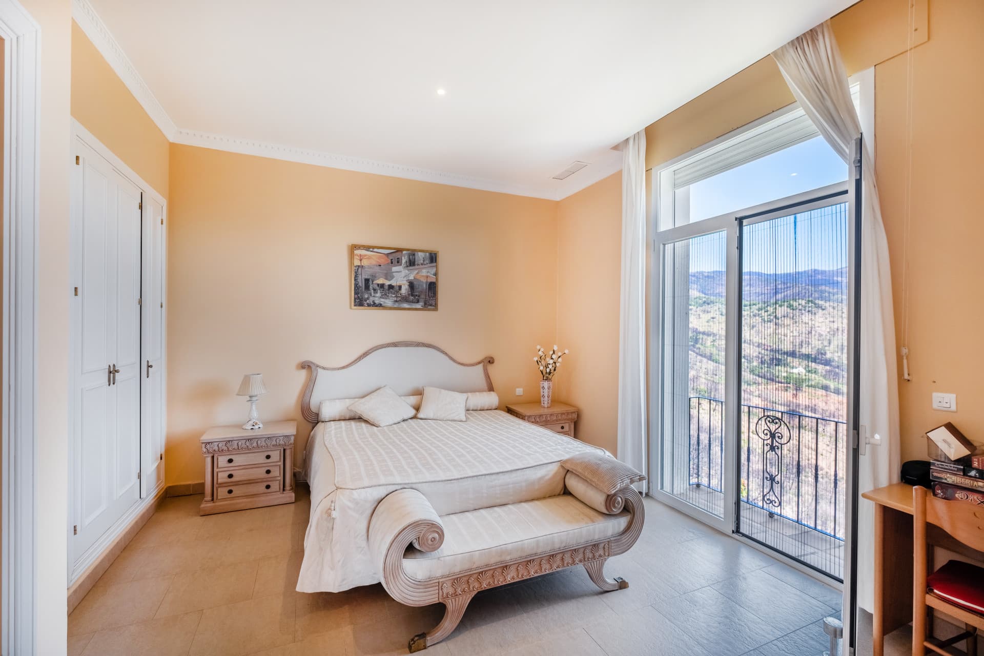 Fantastic villa set on a 48.000m2 plot in Estepona with mountain and sea views