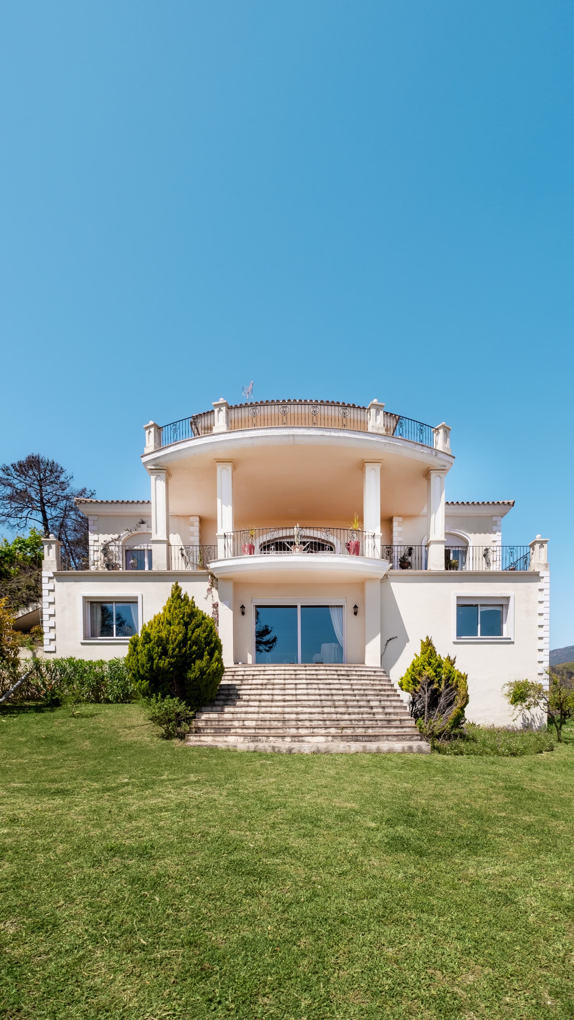 Fantastic villa set on a 48.000m2 plot in Estepona with mountain and sea views