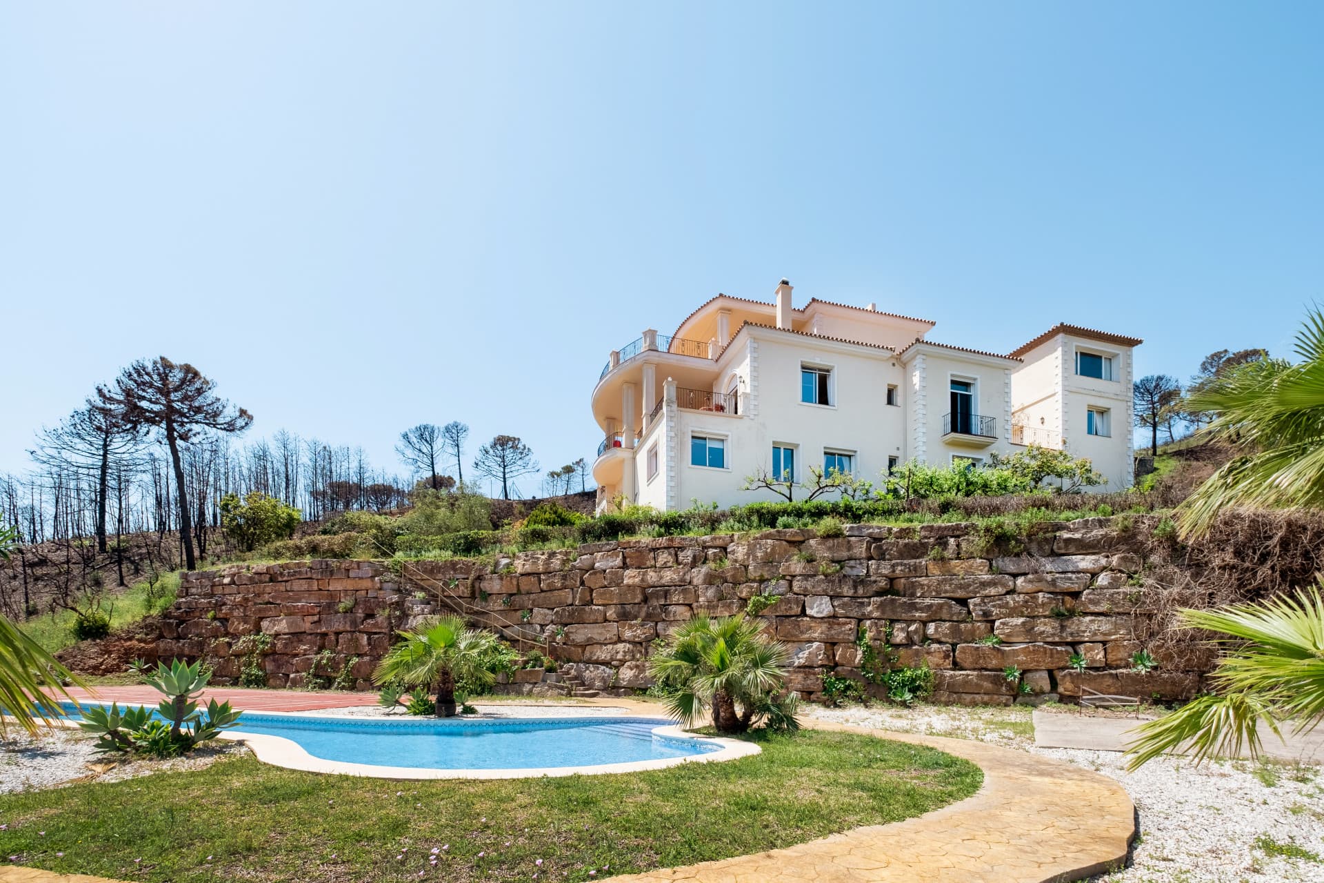 Fantastic villa set on a 48.000m2 plot in Estepona with mountain and sea views