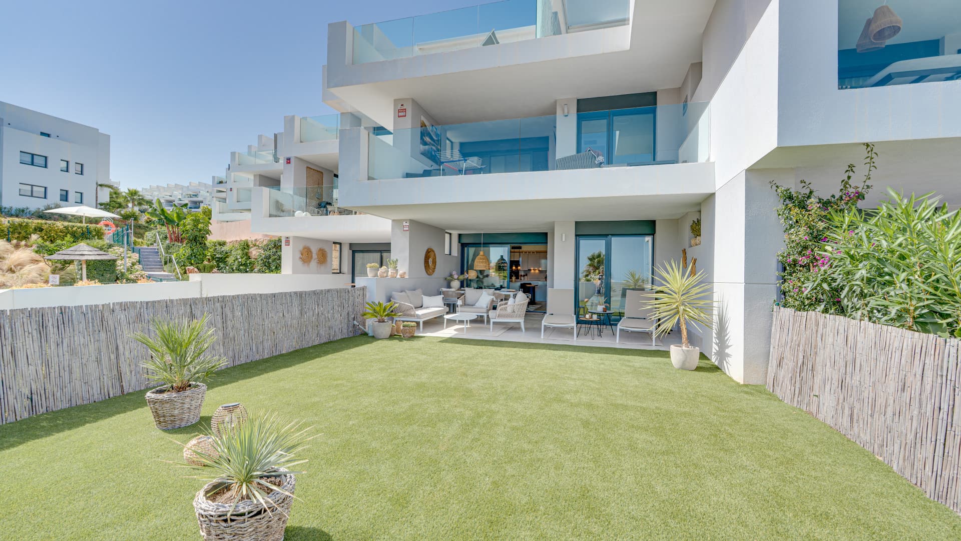 Garden apartment with sea views - walking distance to the beach