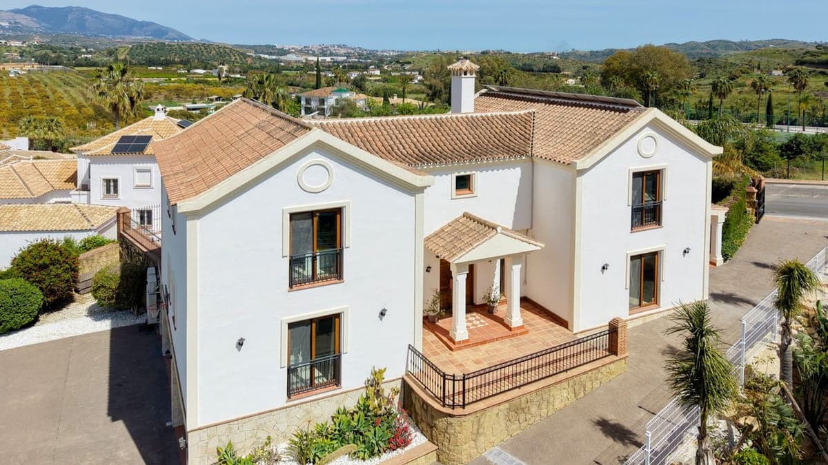 2060 Wonderful villa in a golf resort This detached villa in La Cala Golf Resort offers generous space and a well-planne