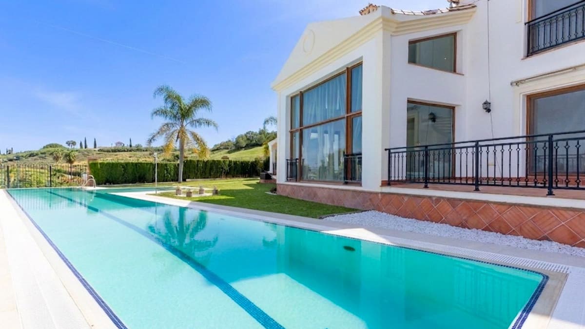 2060 Wonderful villa in a golf resort This detached villa in La Cala Golf Resort offers generous space and a well-planne