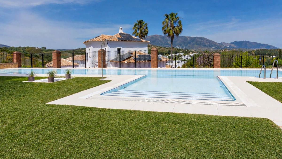 2060 Wonderful villa in a golf resort This detached villa in La Cala Golf Resort offers generous space and a well-planne