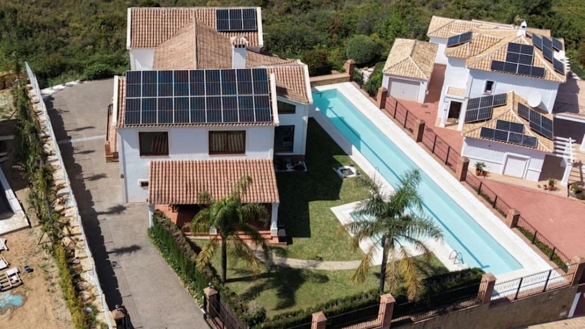 2060 Wonderful villa in a golf resort This detached villa in La Cala Golf Resort offers generous space and a well-planne
