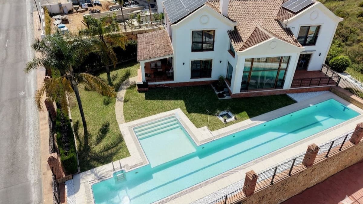 2060 Wonderful villa in a golf resort This detached villa in La Cala Golf Resort offers generous space and a well-planne