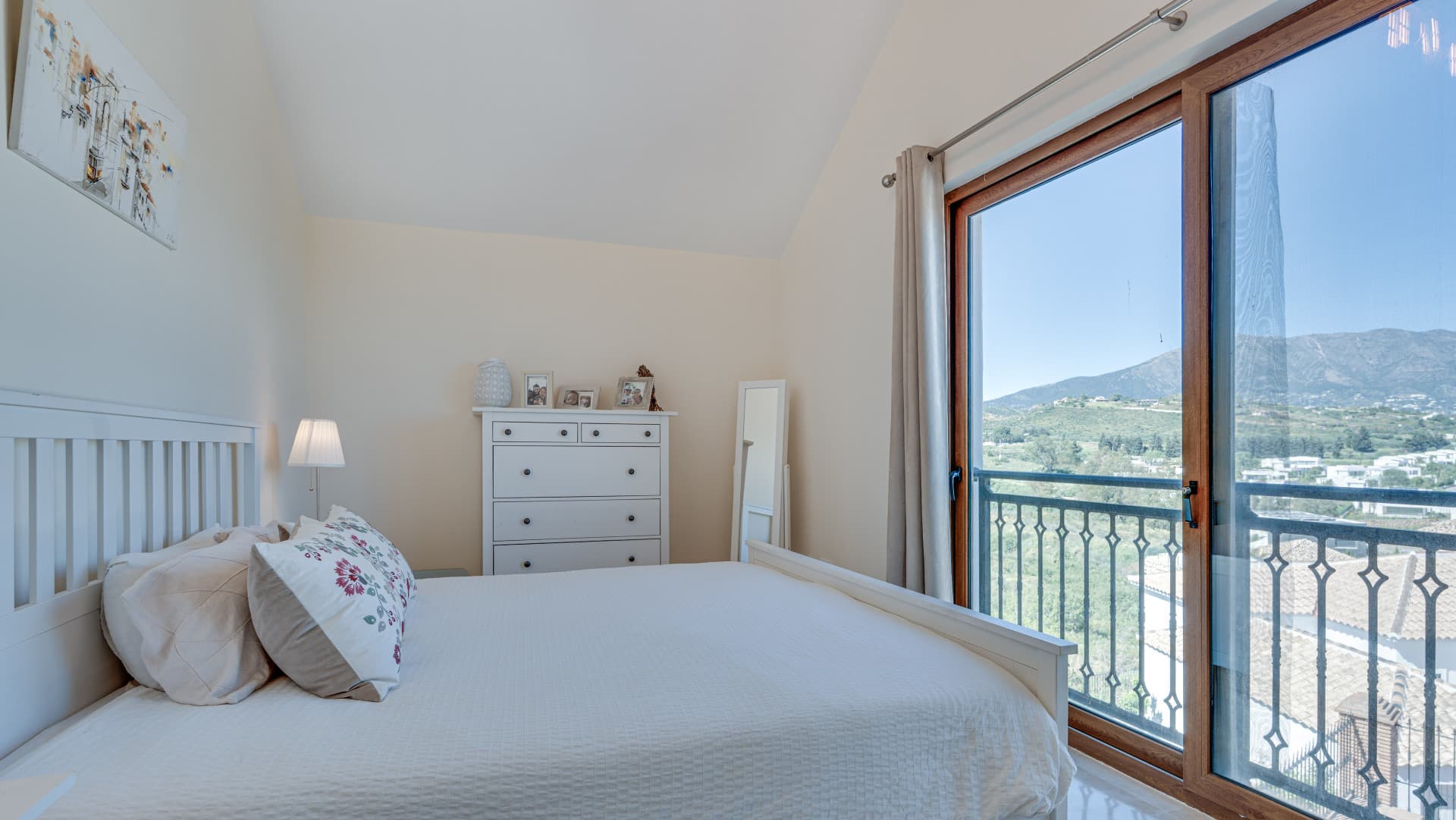 2060 Wonderful villa in a golf resort This detached villa in La Cala Golf Resort offers generous space and a well-planne
