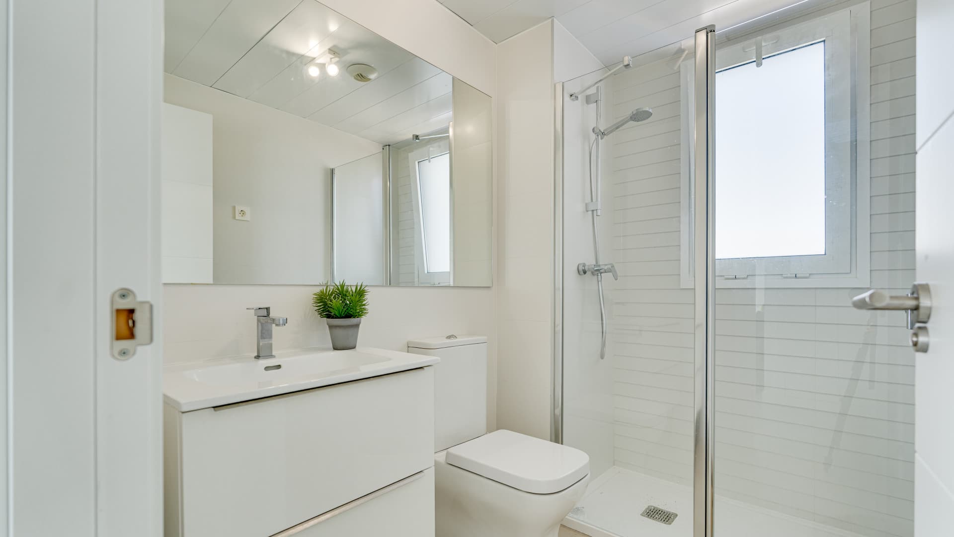 This well-maintained penthouse offers a bright, open living space with an integrated kitchen and a spacious terrace boas