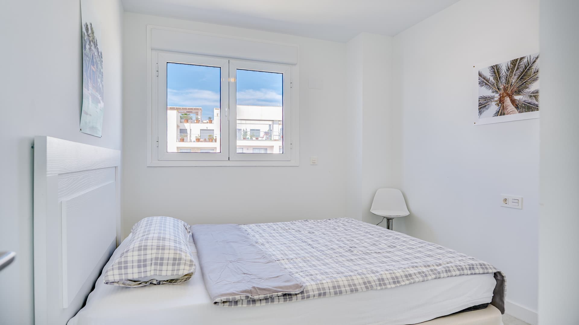 This well-maintained penthouse offers a bright, open living space with an integrated kitchen and a spacious terrace boas