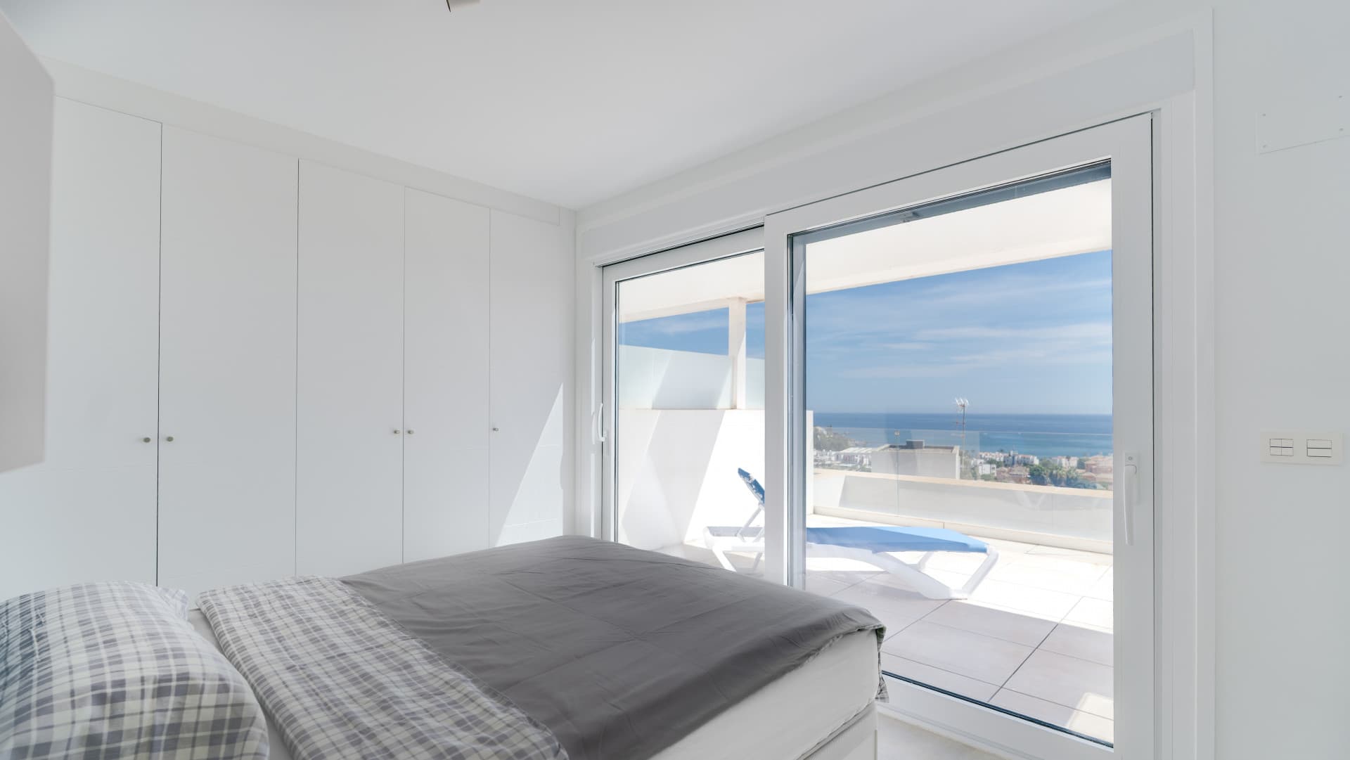 This well-maintained penthouse offers a bright, open living space with an integrated kitchen and a spacious terrace boas