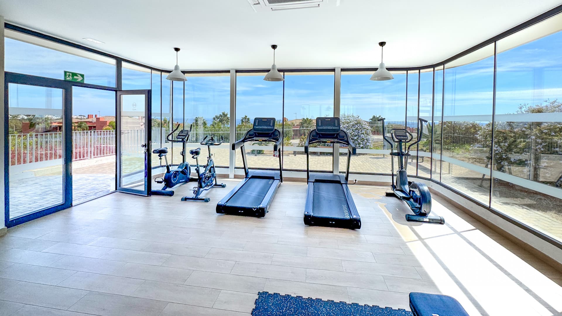 This well-maintained penthouse offers a bright, open living space with an integrated kitchen and a spacious terrace boas