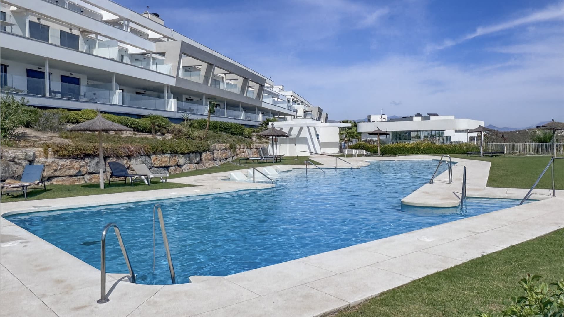 This well-maintained penthouse offers a bright, open living space with an integrated kitchen and a spacious terrace boas