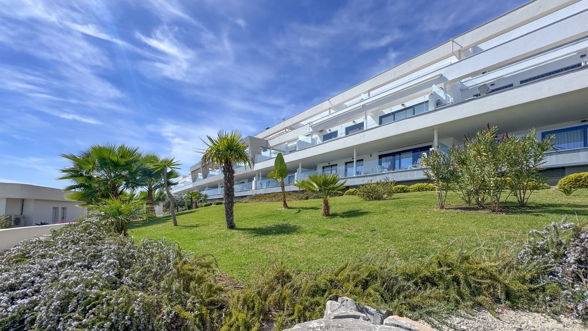This well-maintained penthouse offers a bright, open living space with an integrated kitchen and a spacious terrace boas