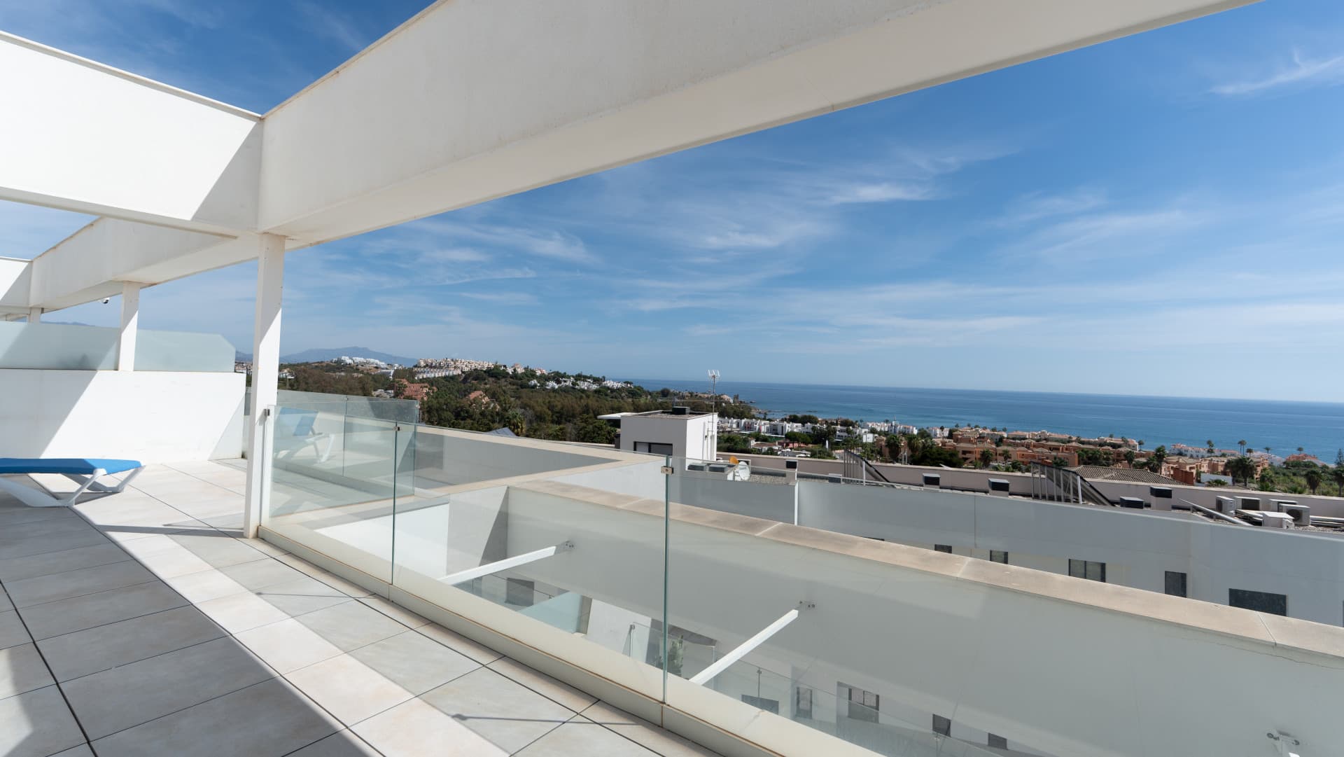 This well-maintained penthouse offers a bright, open living space with an integrated kitchen and a spacious terrace boas