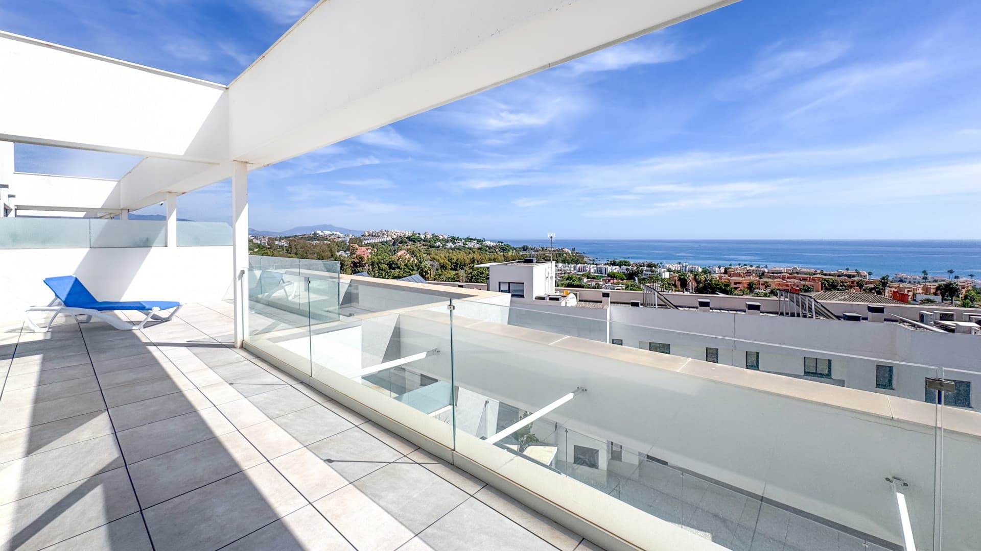 This well-maintained penthouse offers a bright, open living space with an integrated kitchen and a spacious terrace boas