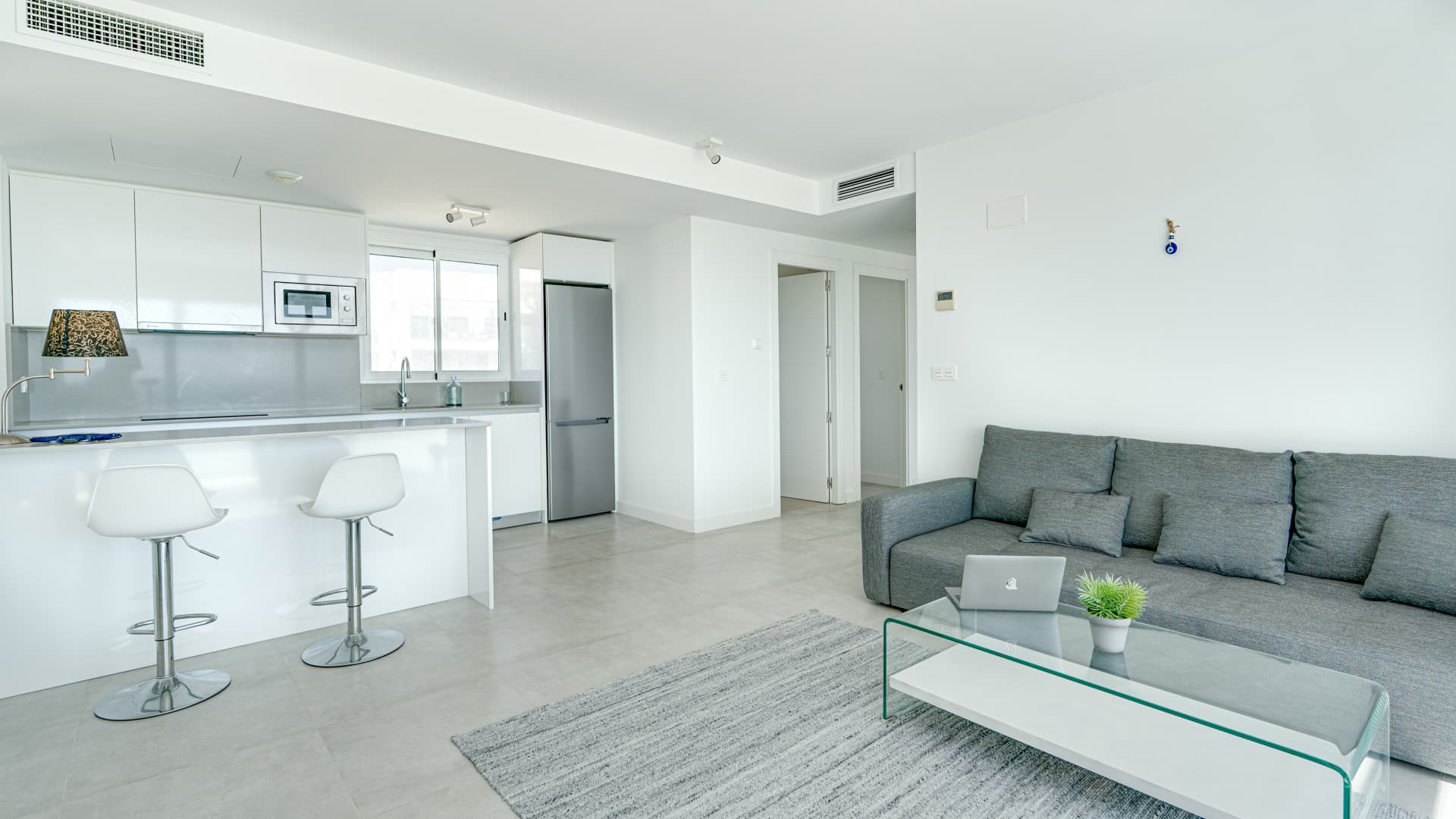 This well-maintained penthouse offers a bright, open living space with an integrated kitchen and a spacious terrace boas