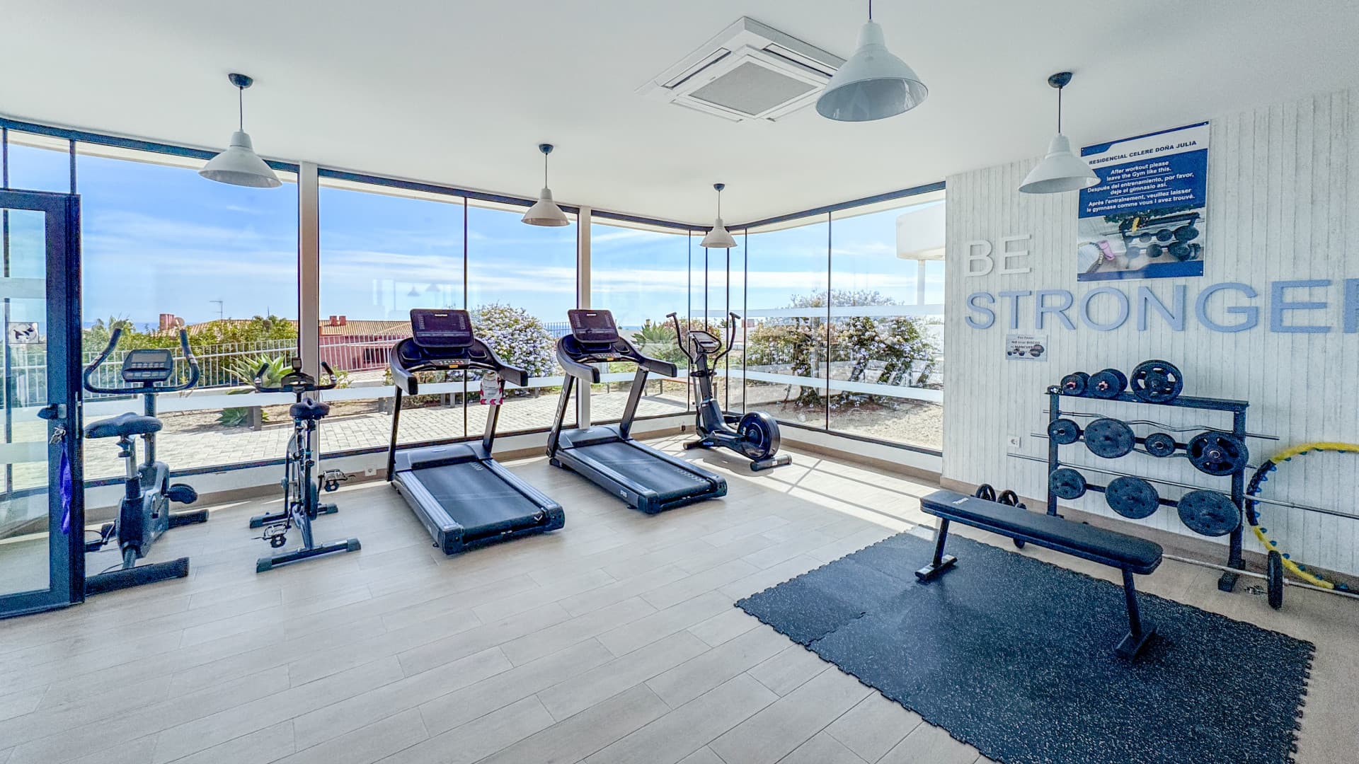 This well-maintained penthouse offers a bright, open living space with an integrated kitchen and a spacious terrace boas