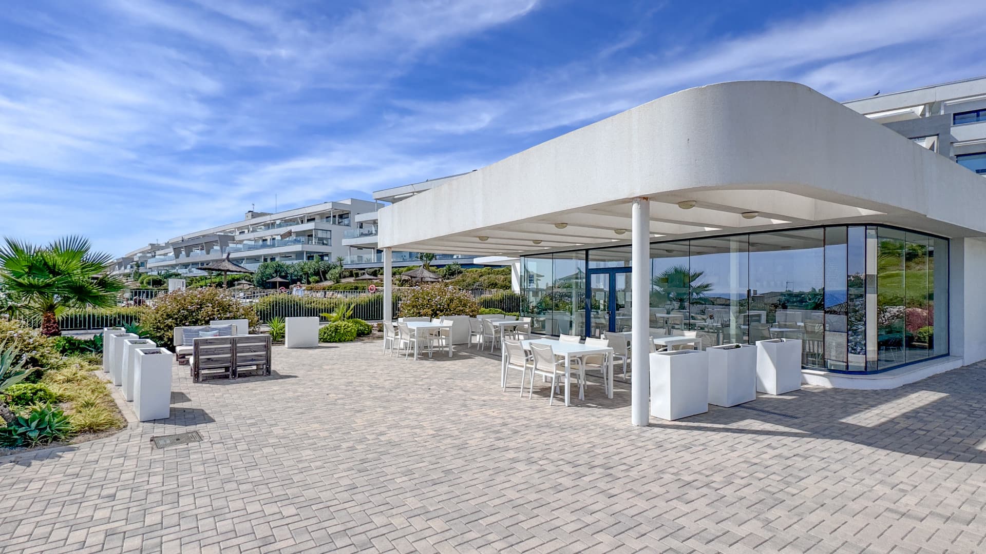 This well-maintained penthouse offers a bright, open living space with an integrated kitchen and a spacious terrace boas