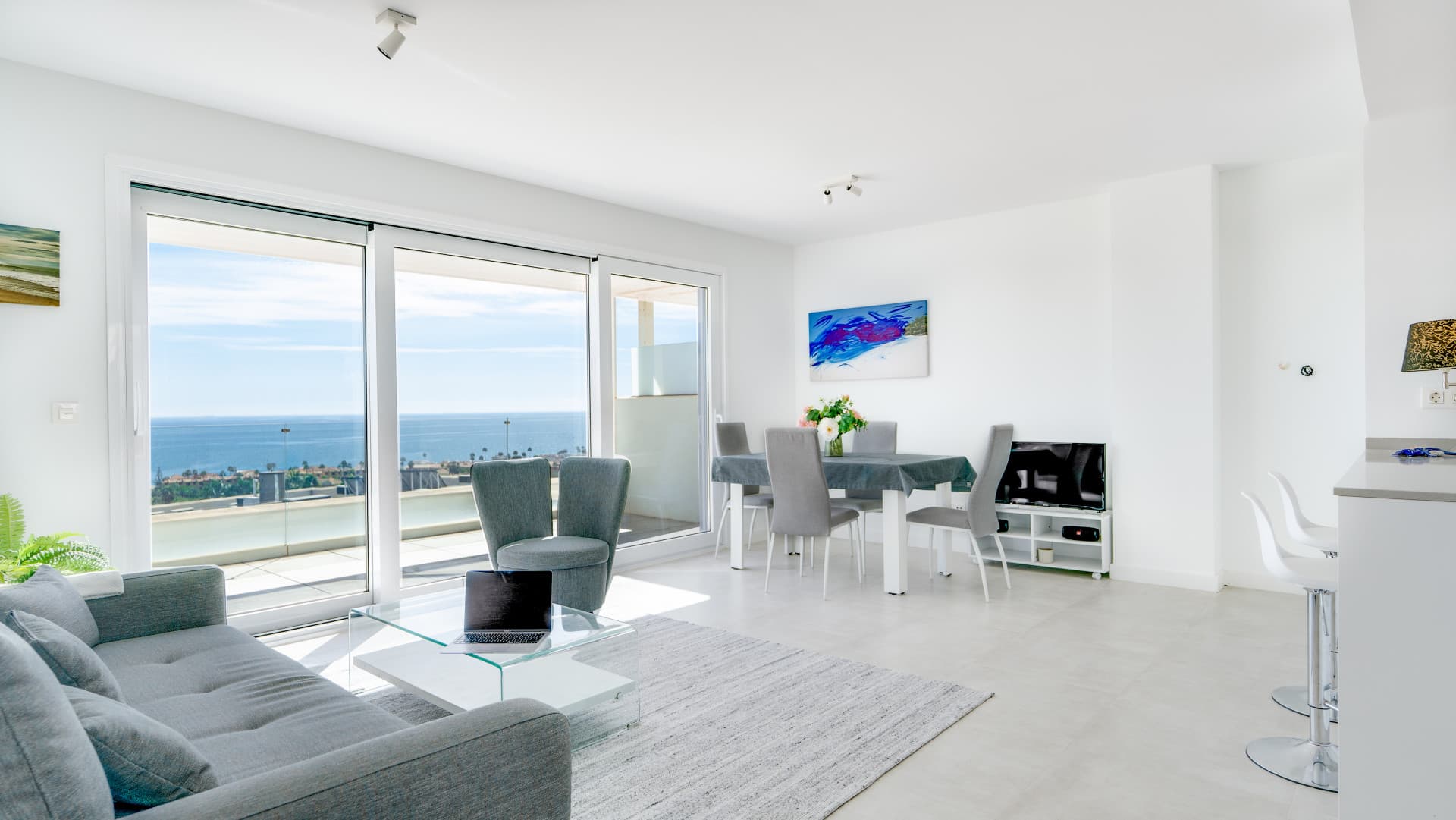 This well-maintained penthouse offers a bright, open living space with an integrated kitchen and a spacious terrace boas