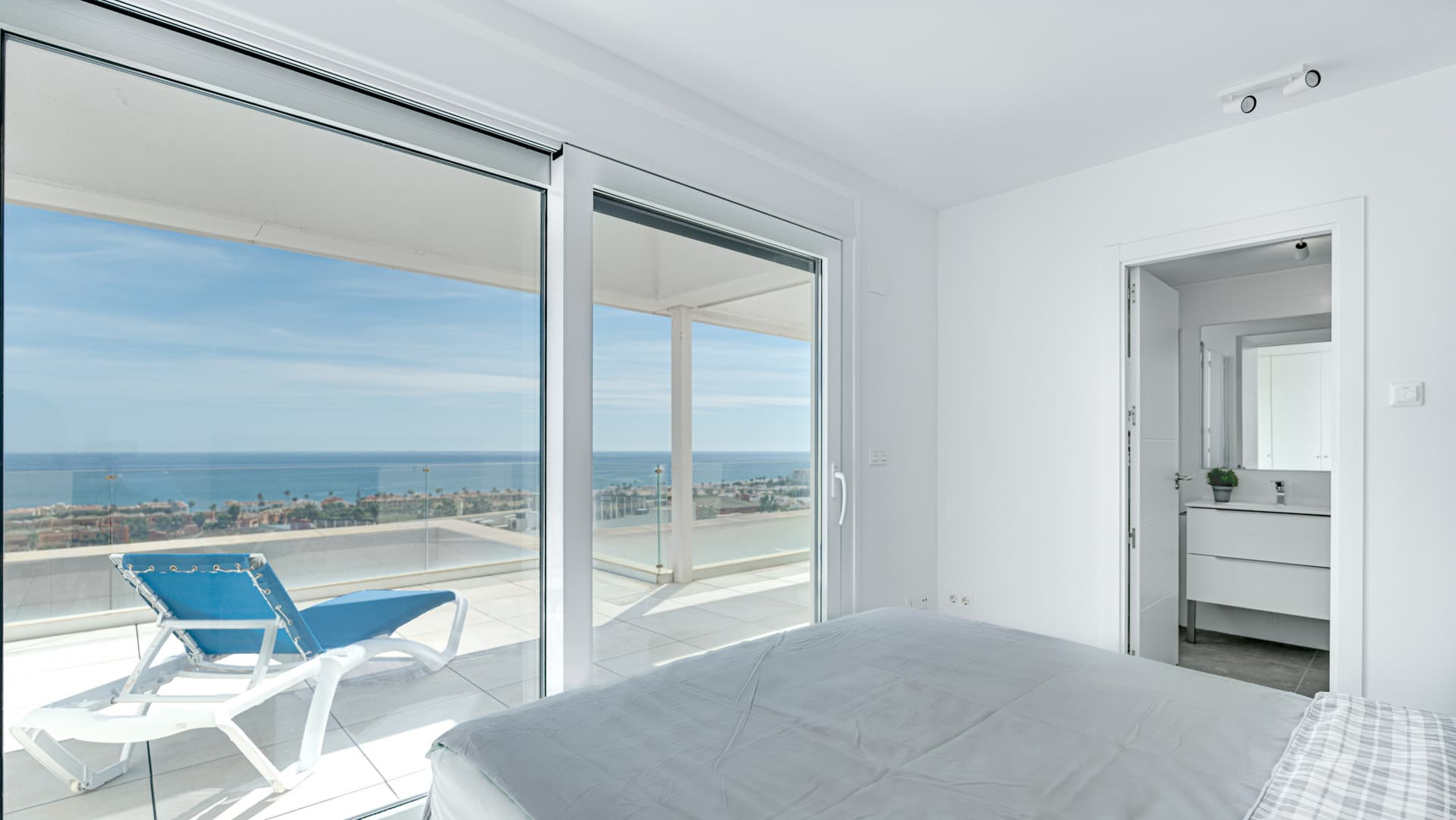 This well-maintained penthouse offers a bright, open living space with an integrated kitchen and a spacious terrace boas