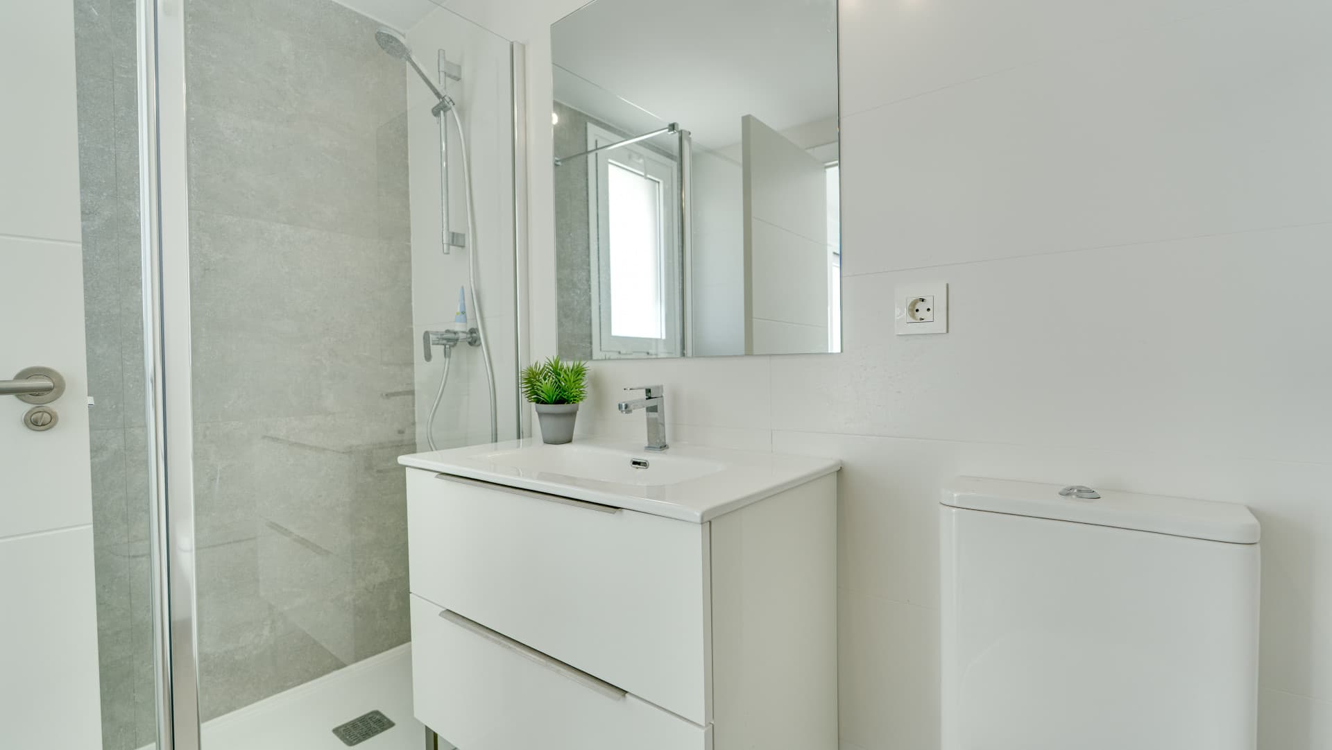 This well-maintained penthouse offers a bright, open living space with an integrated kitchen and a spacious terrace boas