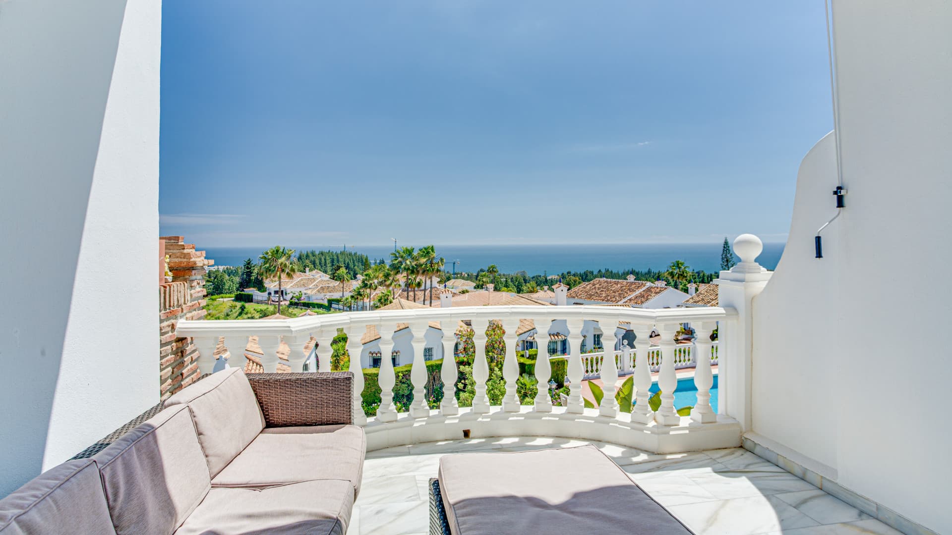 This apartment is located on the first floor of a small residential complex directly on the golf course of El Chaparral