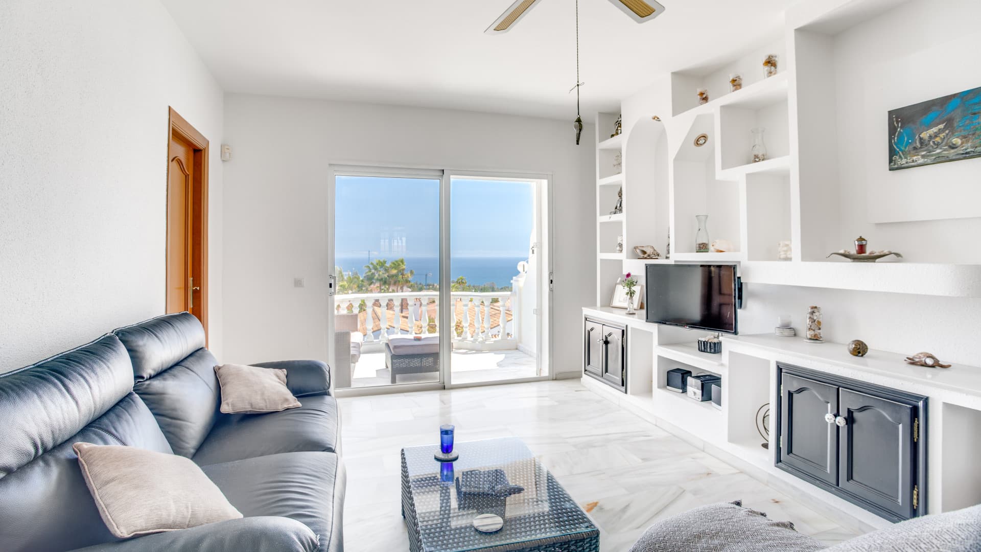 This apartment is located on the first floor of a small residential complex directly on the golf course of El Chaparral