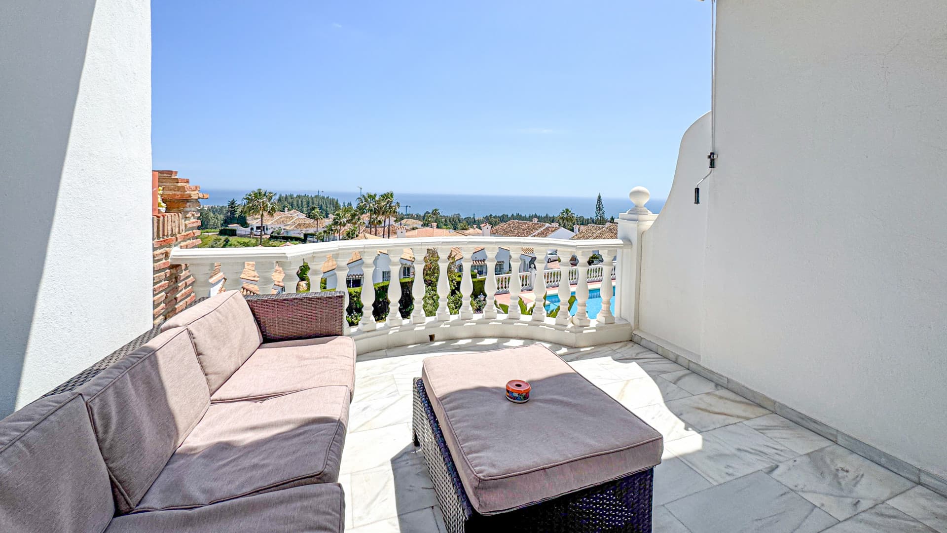 This apartment is located on the first floor of a small residential complex directly on the golf course of El Chaparral