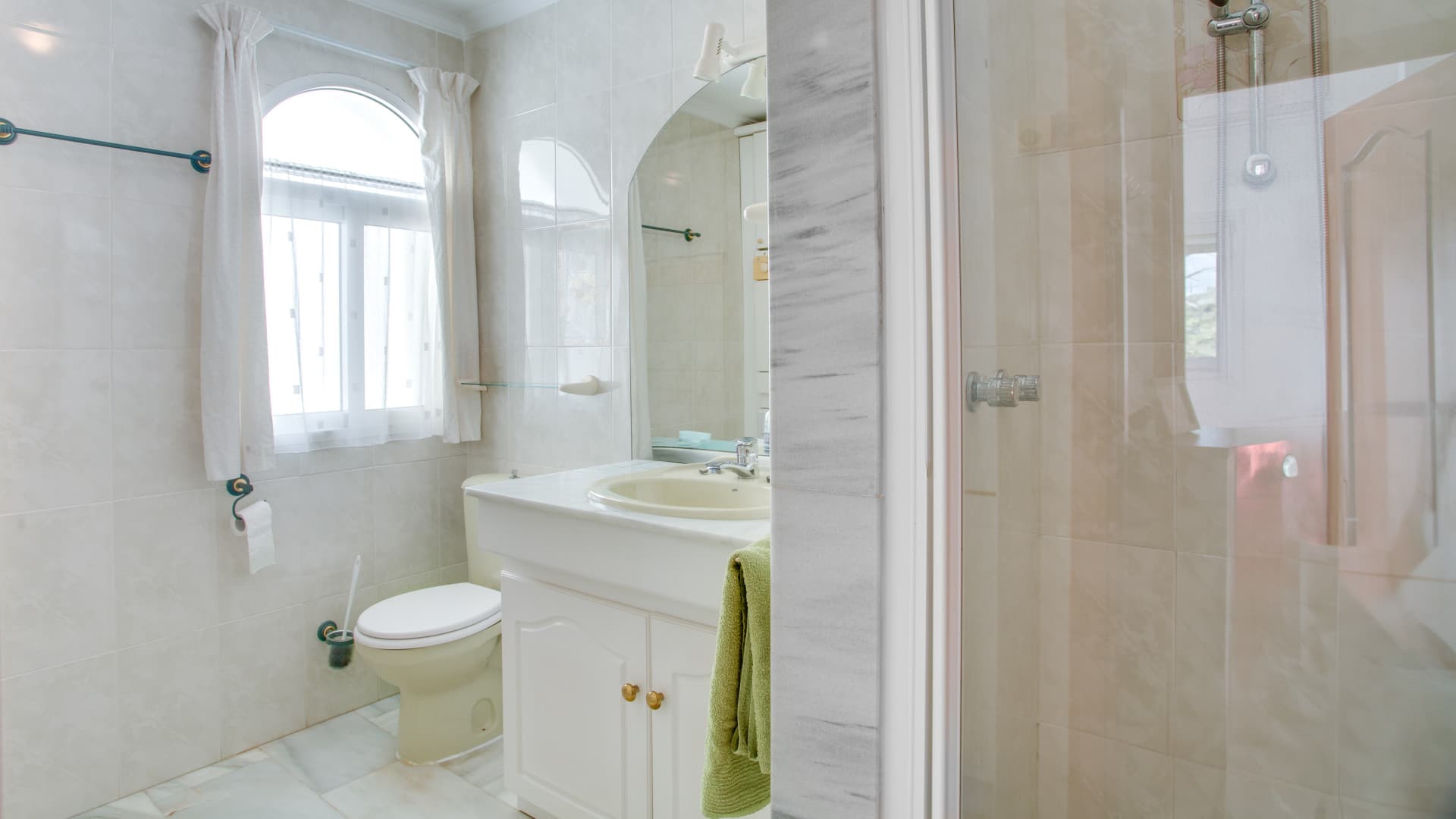 This apartment is located on the first floor of a small residential complex directly on the golf course of El Chaparral