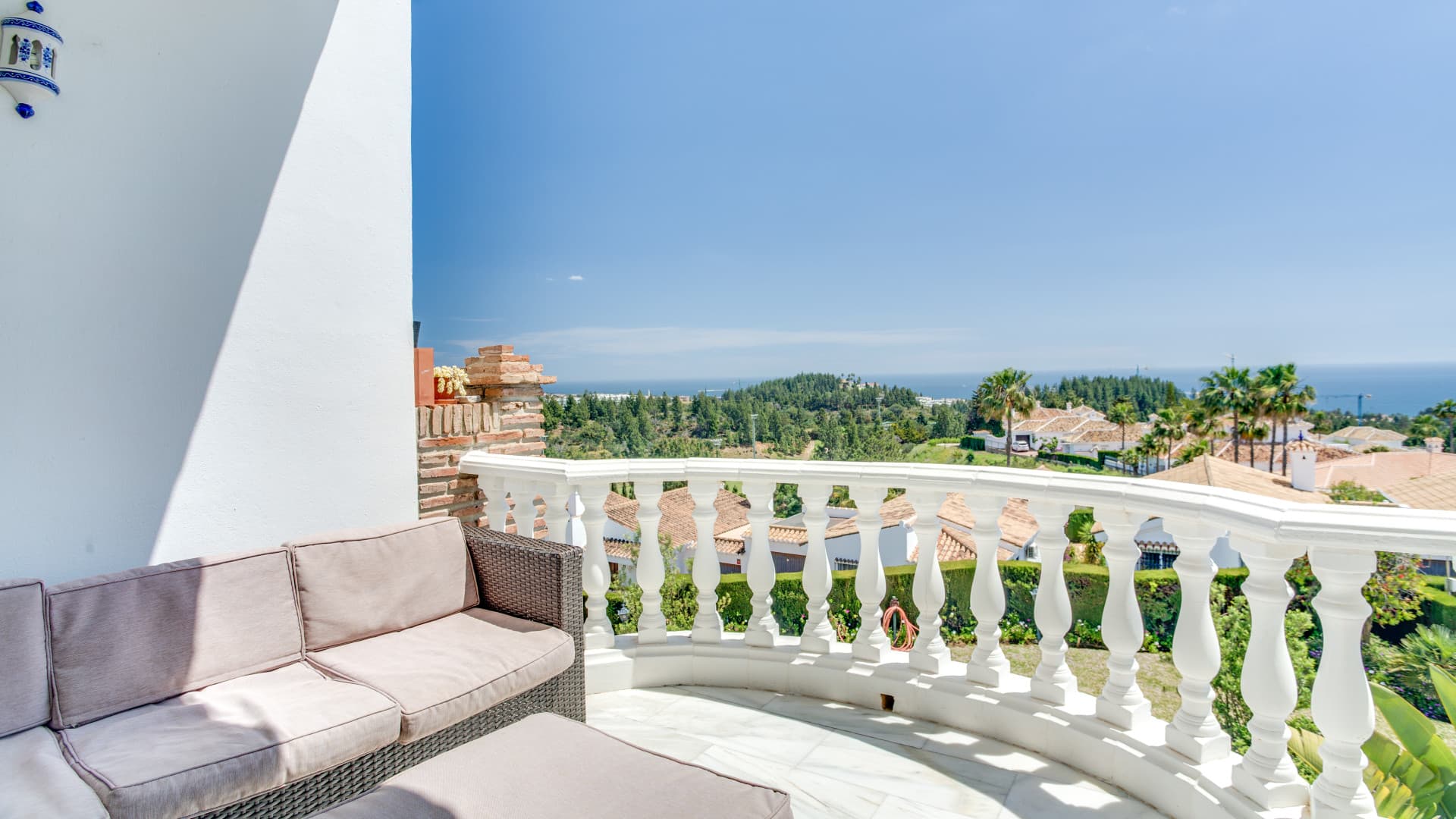 This apartment is located on the first floor of a small residential complex directly on the golf course of El Chaparral