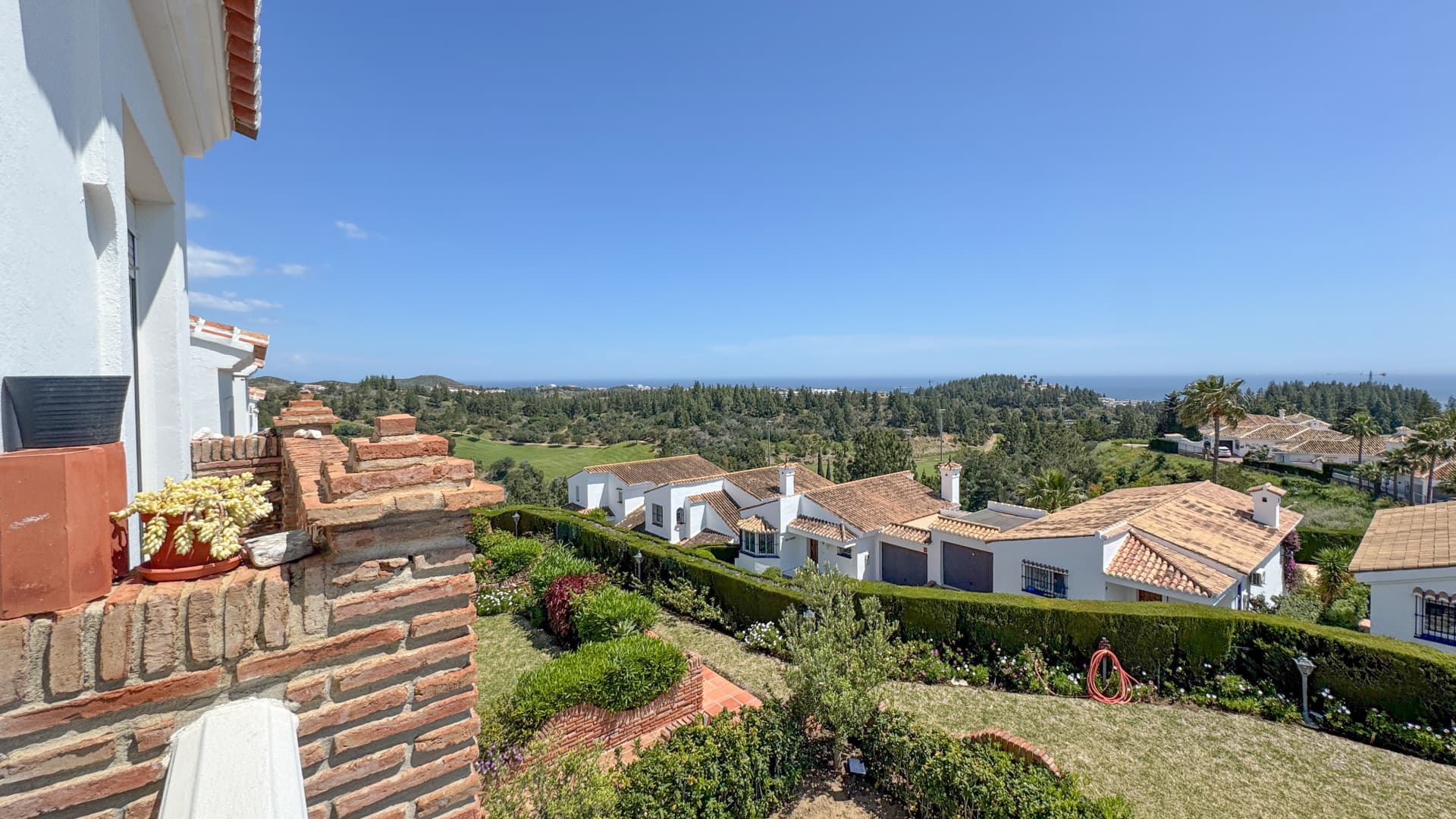 This apartment is located on the first floor of a small residential complex directly on the golf course of El Chaparral