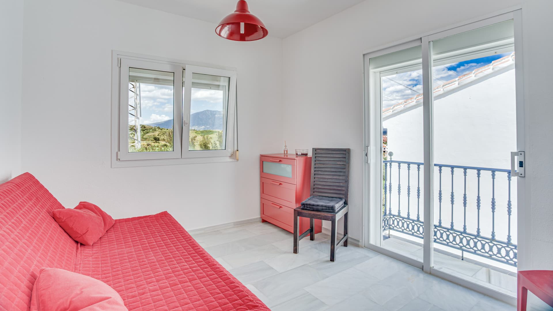 This apartment is located on the first floor of a small residential complex directly on the golf course of El Chaparral