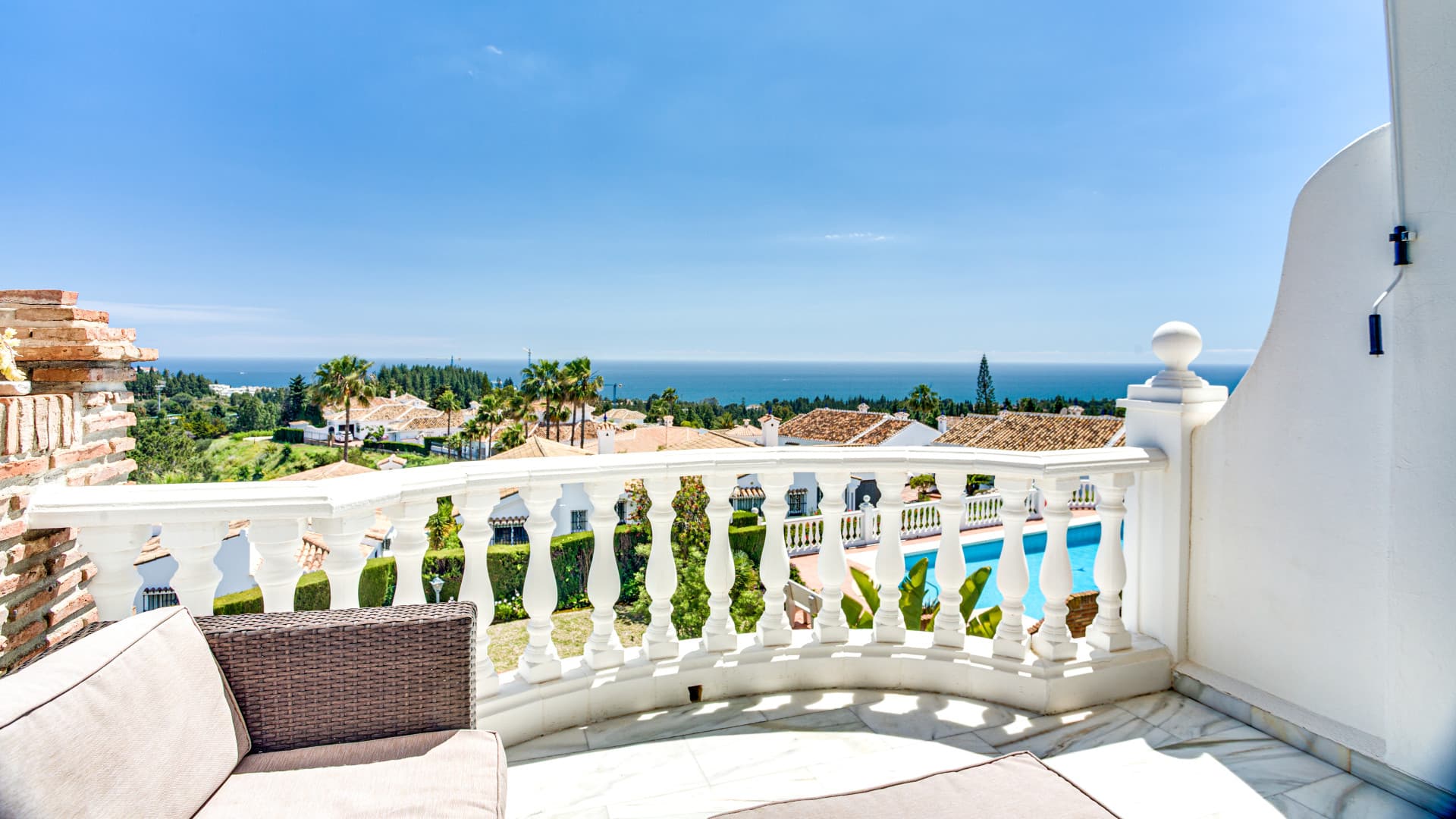 Este apartamento se encuentra en la primera planta de un pequeño complejo residencial directamente en el campo de golf d