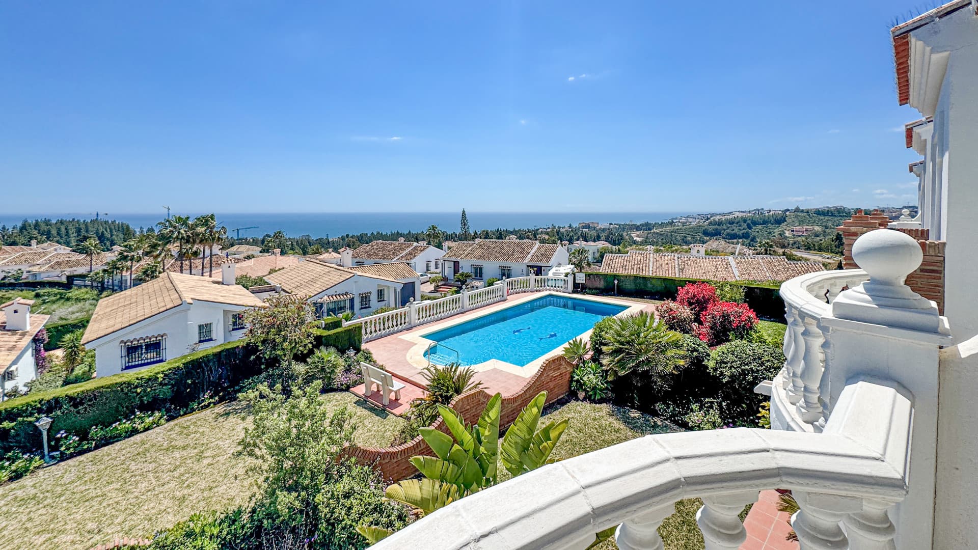 This apartment is located on the first floor of a small residential complex directly on the golf course of El Chaparral
