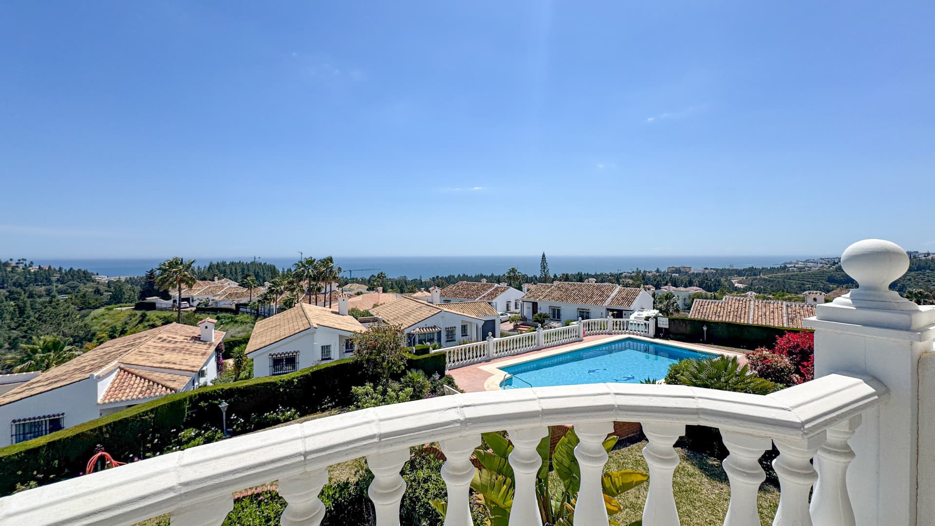 This apartment is located on the first floor of a small residential complex directly on the golf course of El Chaparral