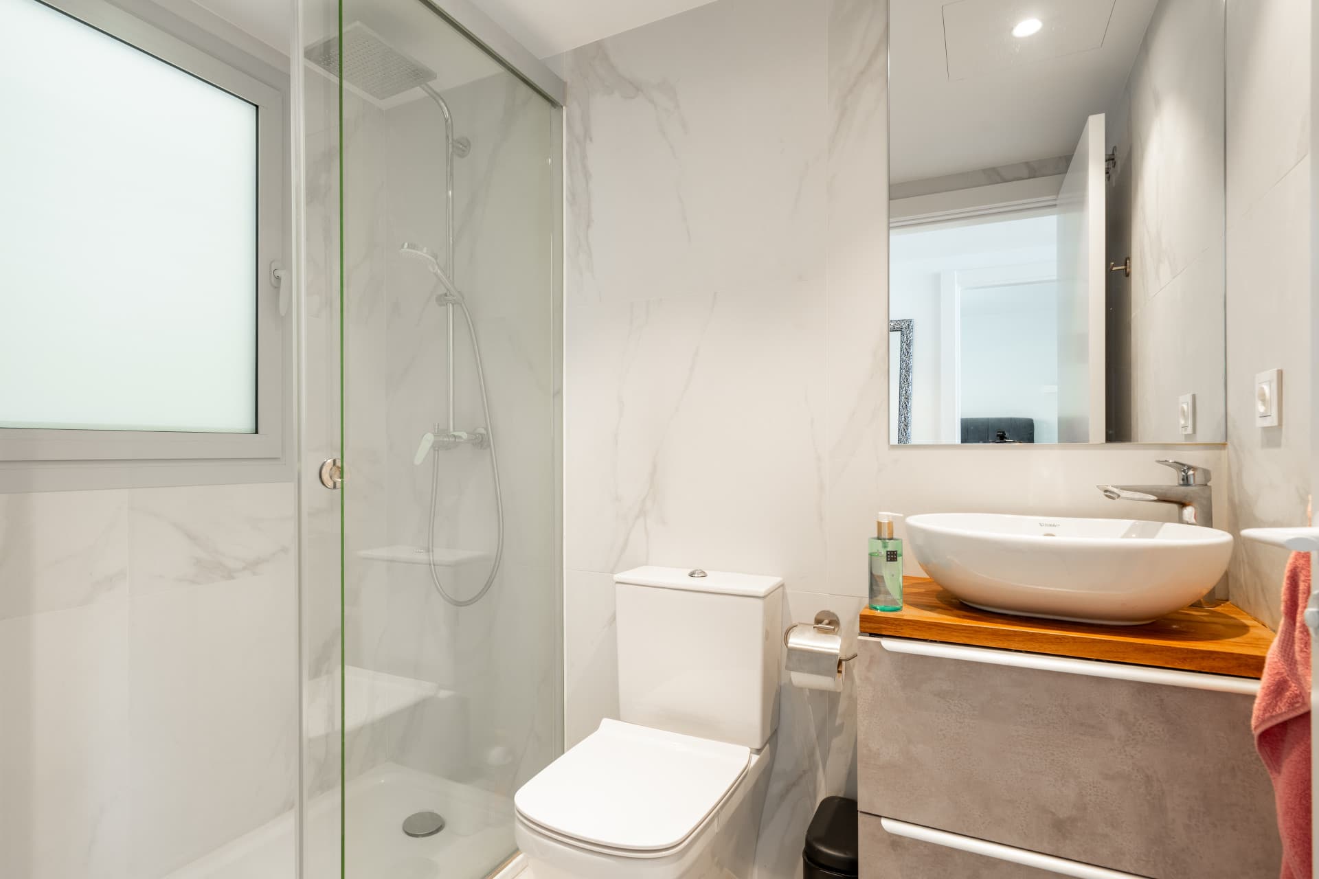 Spacious, modern and fully furnished corner apartment in Wave Collection