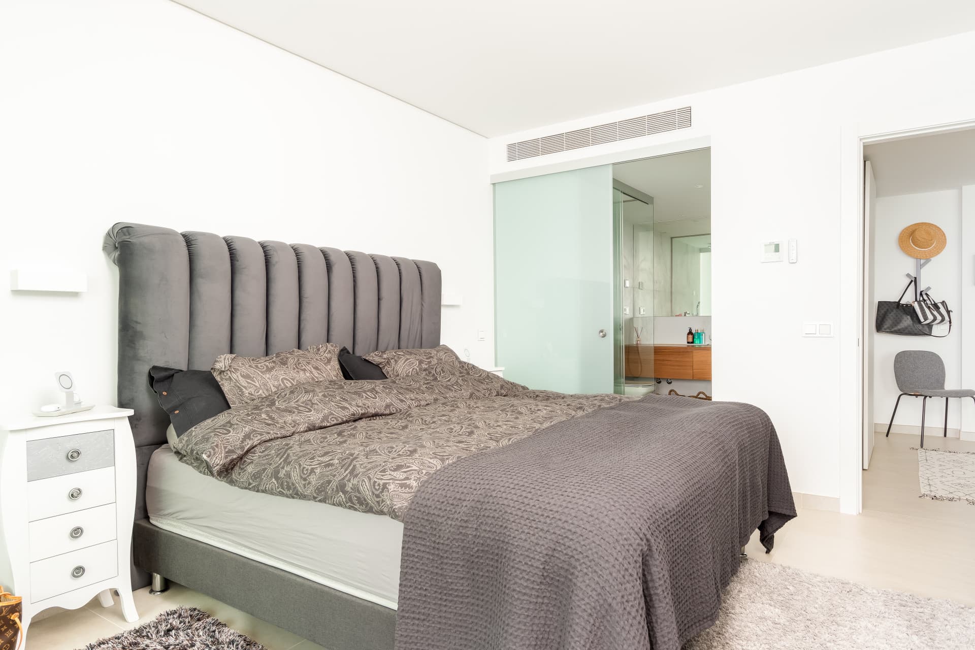 Spacious, modern and fully furnished corner apartment in Wave Collection