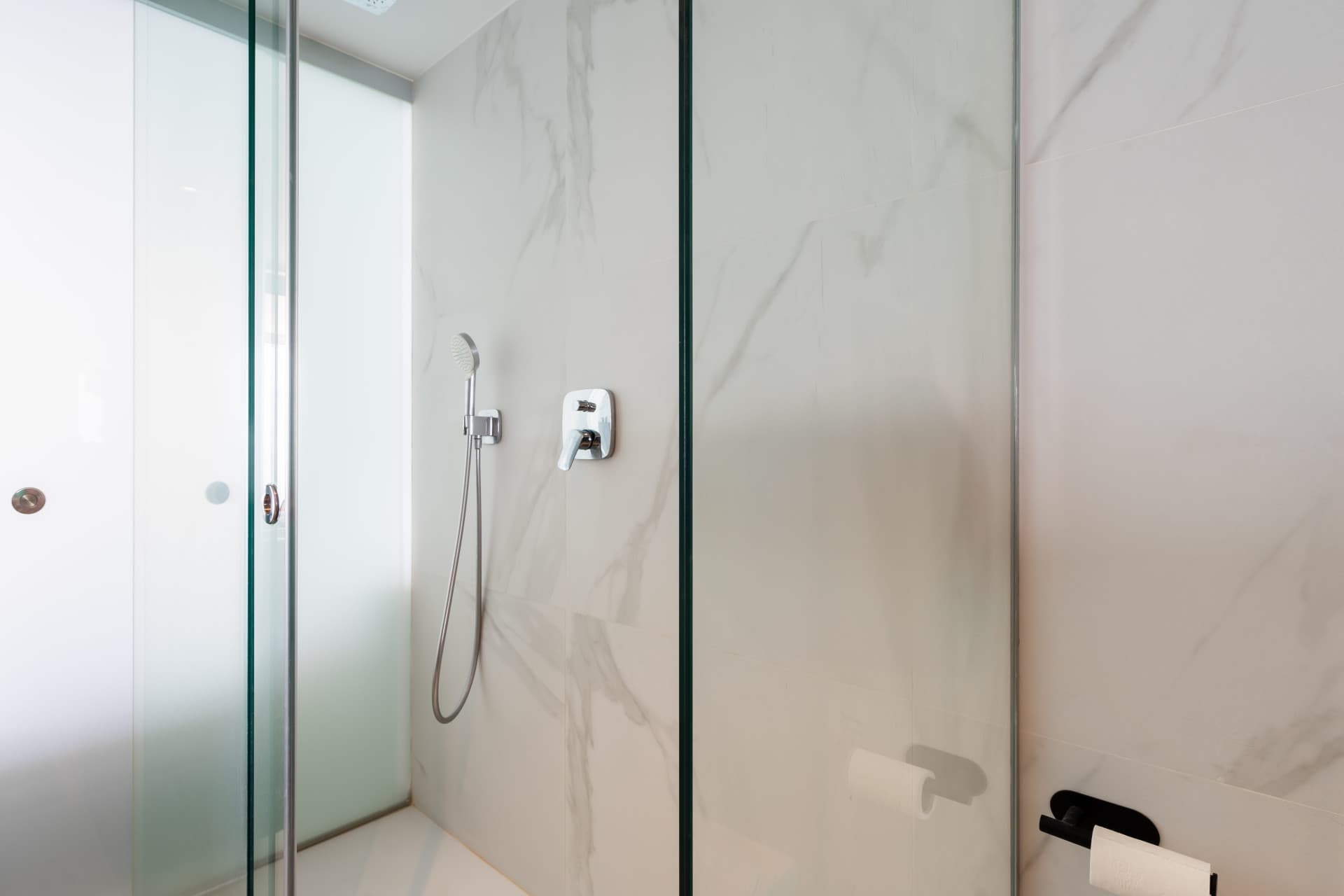 Spacious, modern and fully furnished corner apartment in Wave Collection