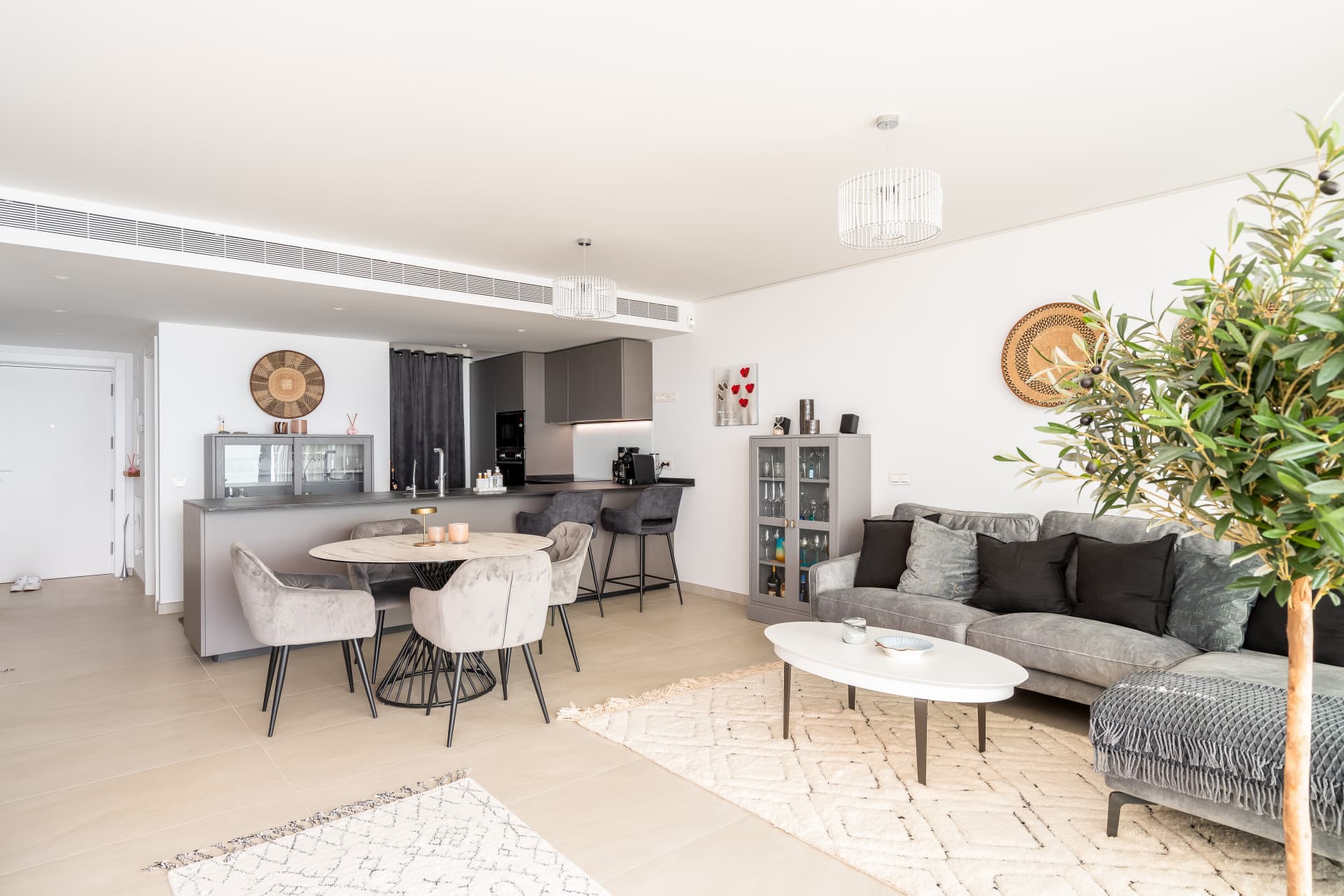 Spacious, modern and fully furnished corner apartment in Wave Collection