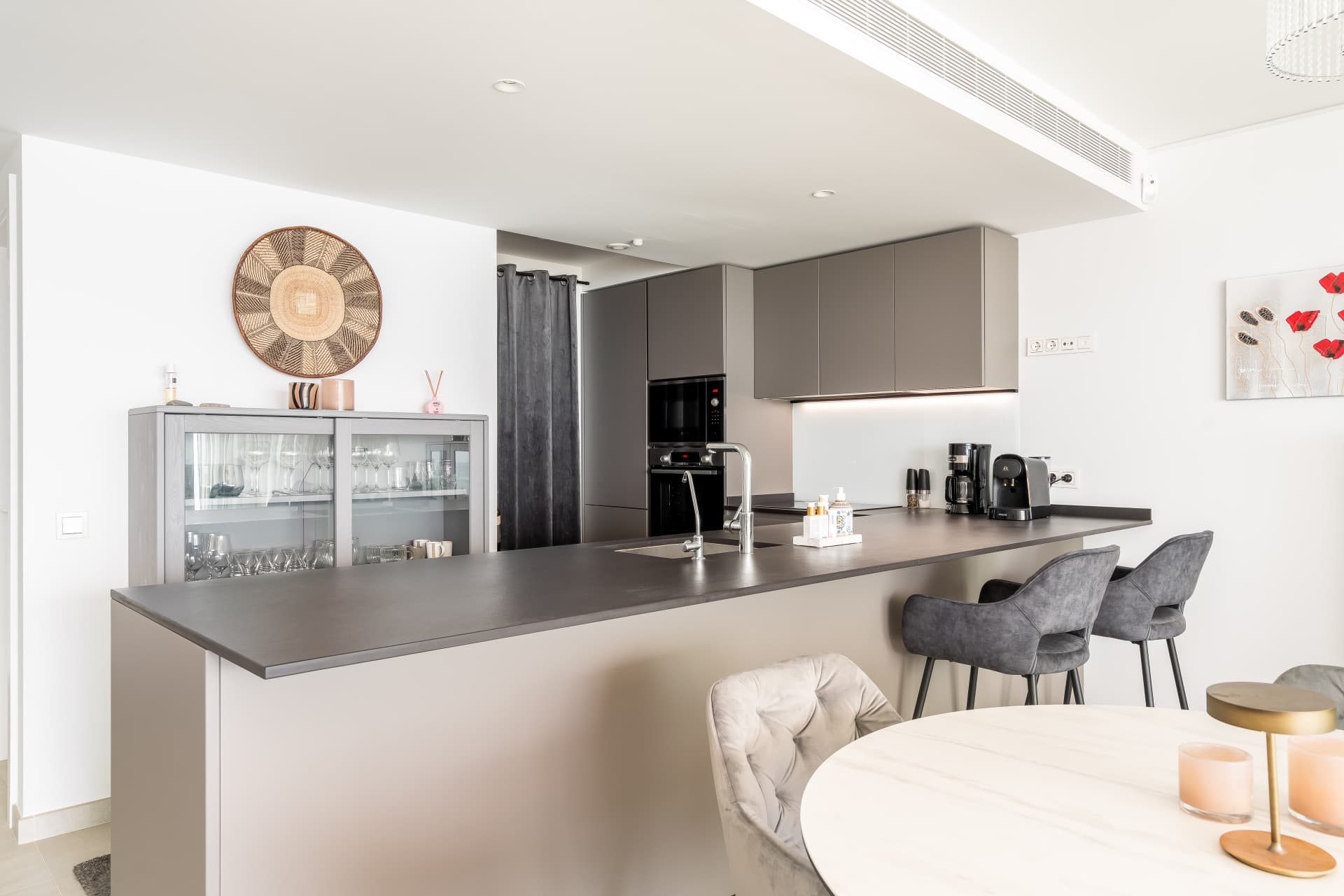 Spacious, modern and fully furnished corner apartment in Wave Collection