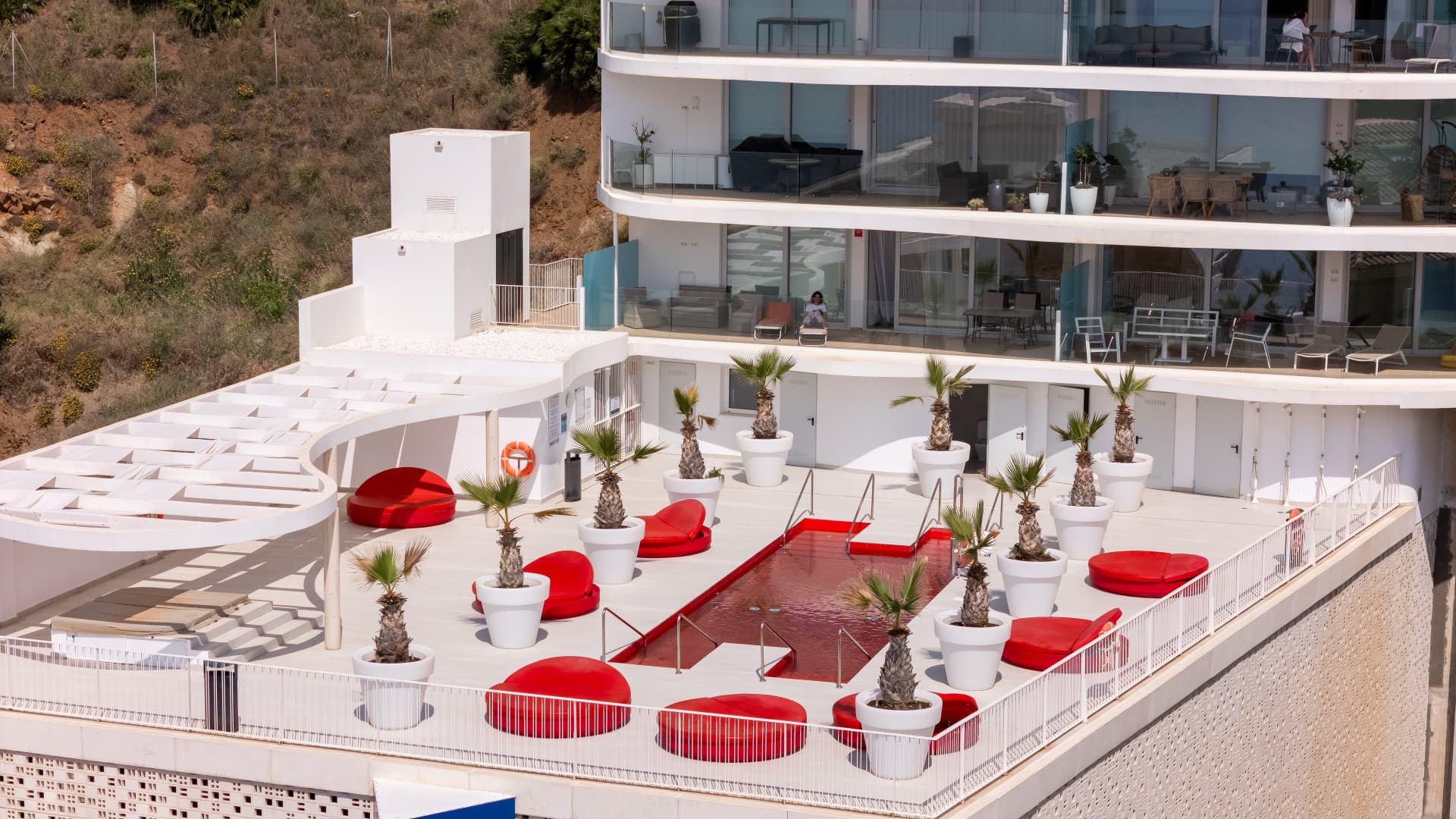 Spacious, modern and fully furnished corner apartment in Wave Collection