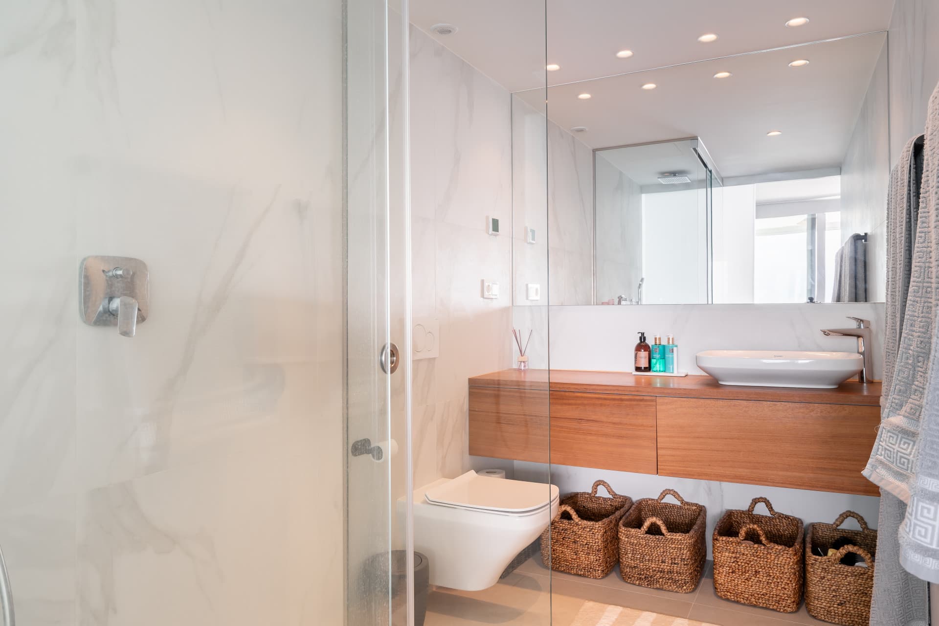 Spacious, modern and fully furnished corner apartment in Wave Collection