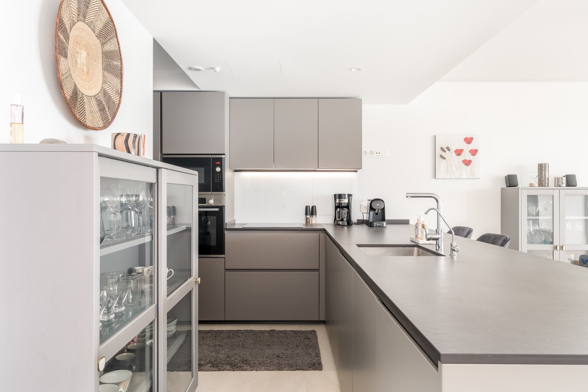 Spacious, modern and fully furnished corner apartment in Wave Collection