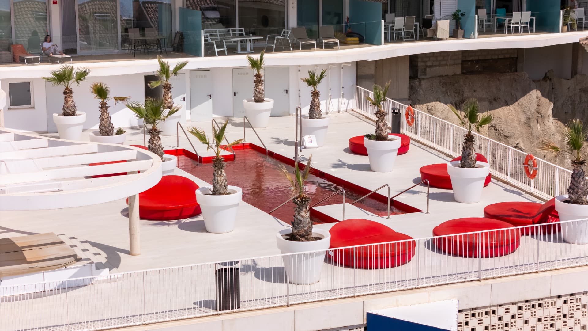 Spacious, modern and fully furnished corner apartment in Wave Collection