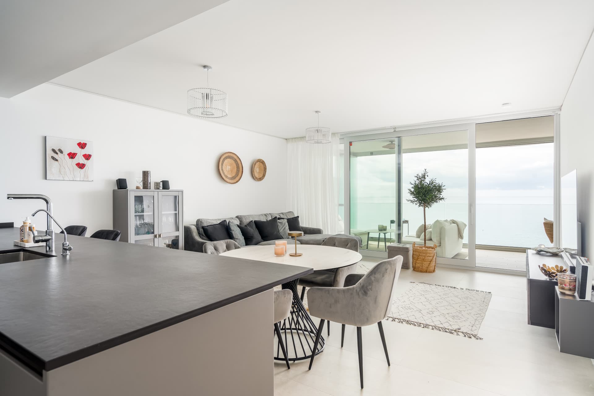 Spacious, modern and fully furnished corner apartment in Wave Collection
