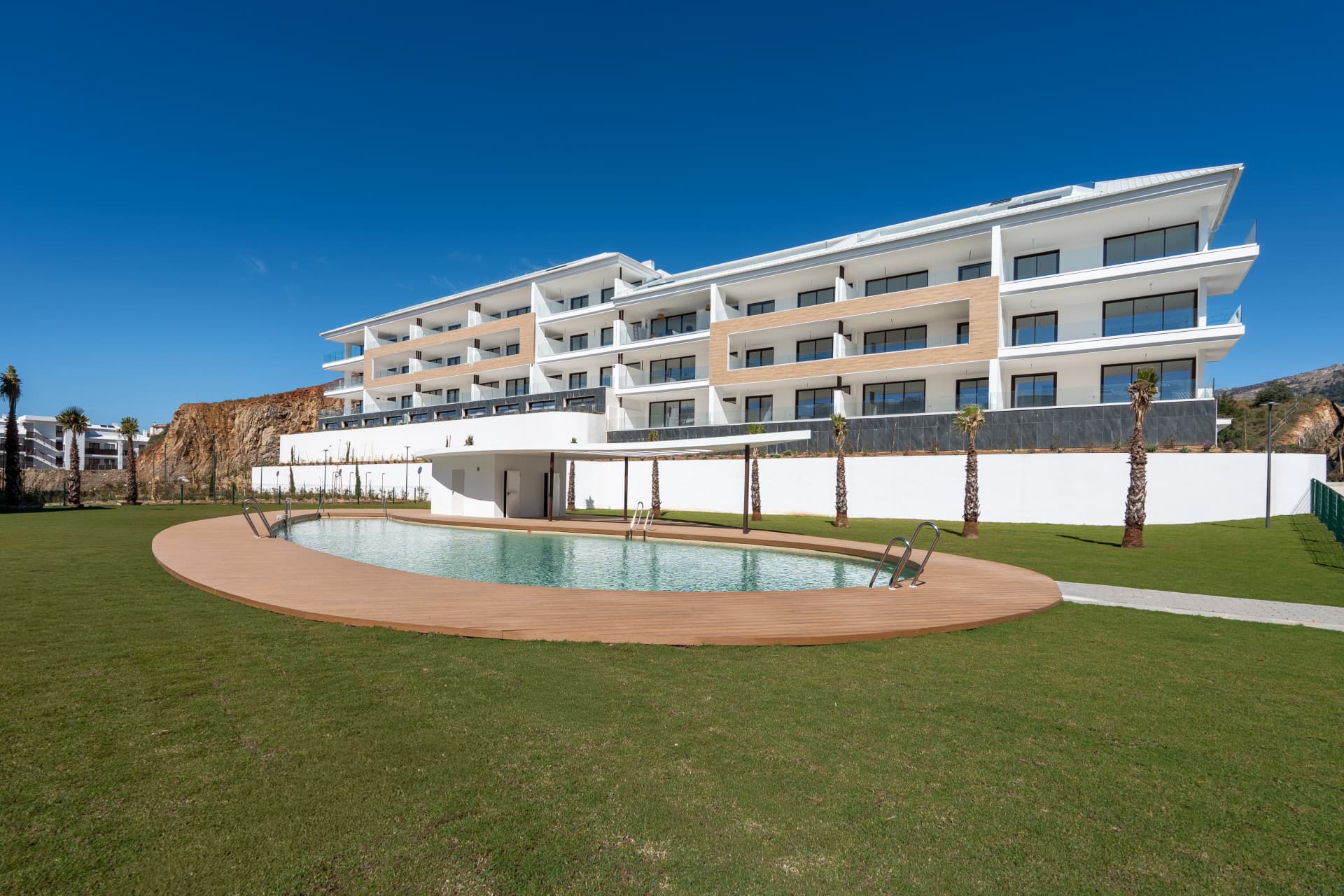 Apartamento nuevo de 2 dormitorios con vistas a la piscina y al mar